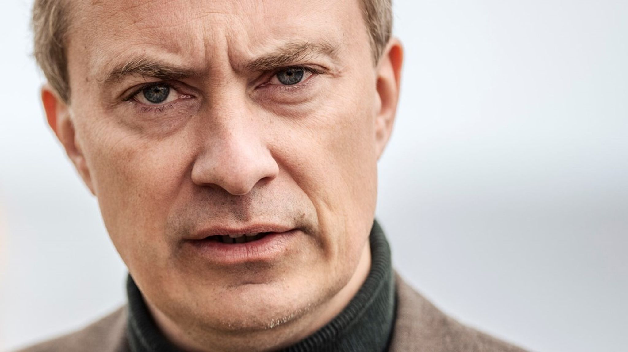 Regeringen siger, at den grønne omstilling skal være solidarisk.
Men hvad er solidarisk ved at gøre det sværere for almindelige mennesker at fylde deres indkøbskurv, spørger DF-formand Morten Messerschmidt.