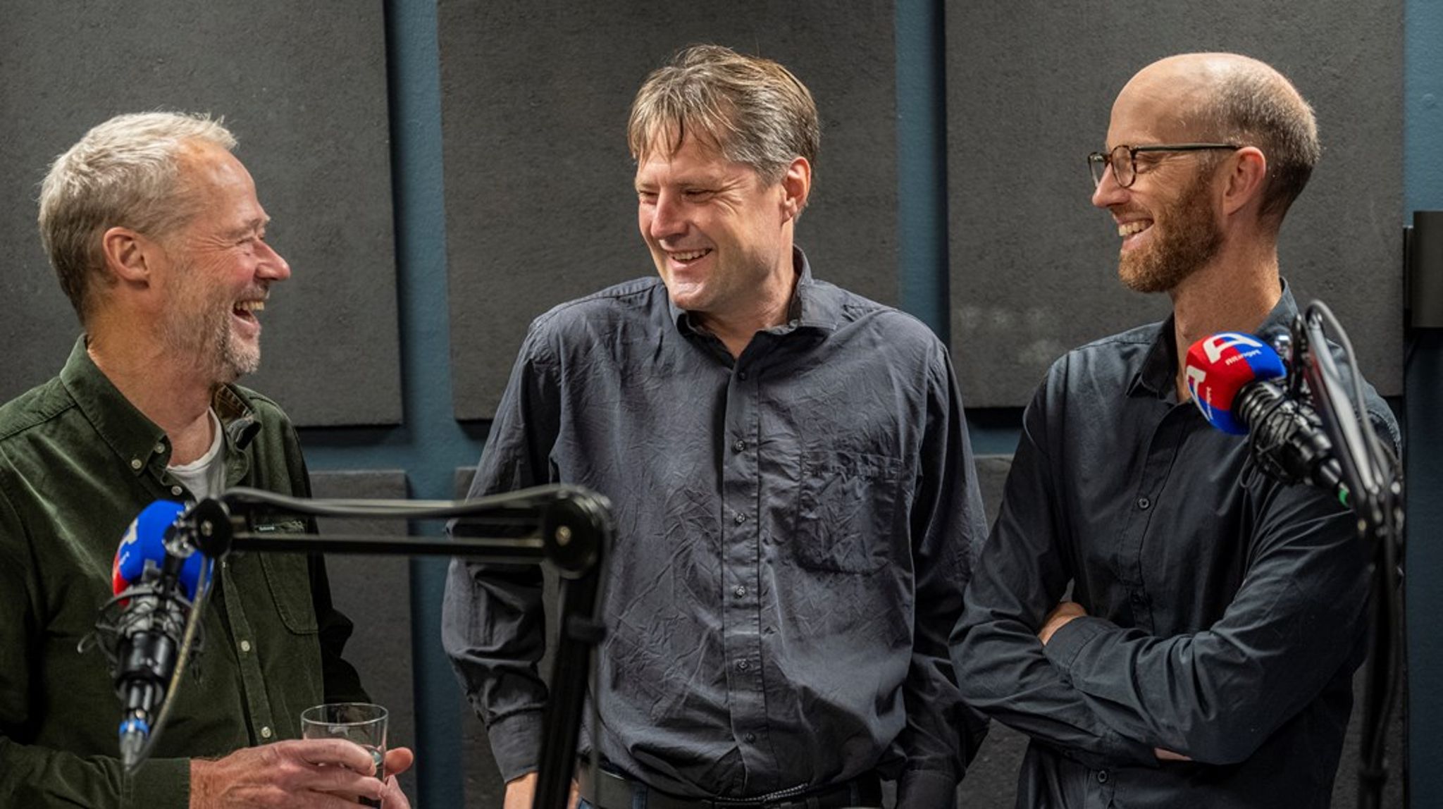Per Okkels (th)&nbsp;og Jakob Kjellberg (midten)&nbsp;gæster i Altingets Sundhedspodcast: politisk stuegang med Ole Nikolaj Møbjerg Toft som vært (th)