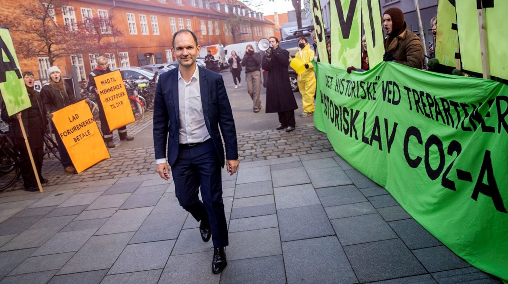 Trepartsminister Jeppe Bruus (S) har god grund til at være en glad mand, efter det lykkedes at lande en politisk aftale om den grønne trepart. Men nu venter det, mange politikere klager over i andre sammenhænge: nemlig virkeligheden.