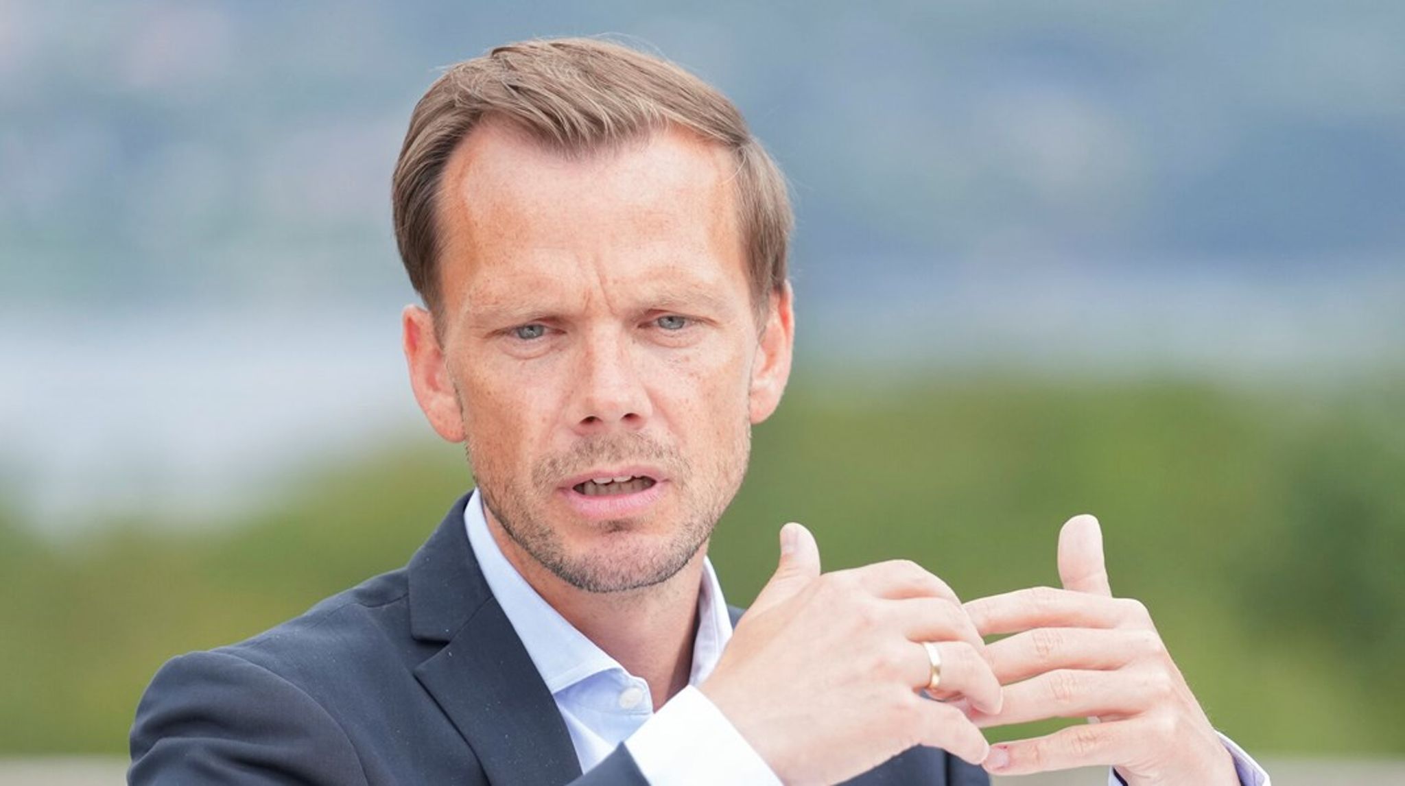 "Der er
specielle miljøer, hvor der er behov for at bryde med en særlig tavshedskultur," siger justitsminister Peter Hummelgaard (S) om sin begrundelse, hvorfor han mener underretningspligten i udsatte boligområder bør skærpes.