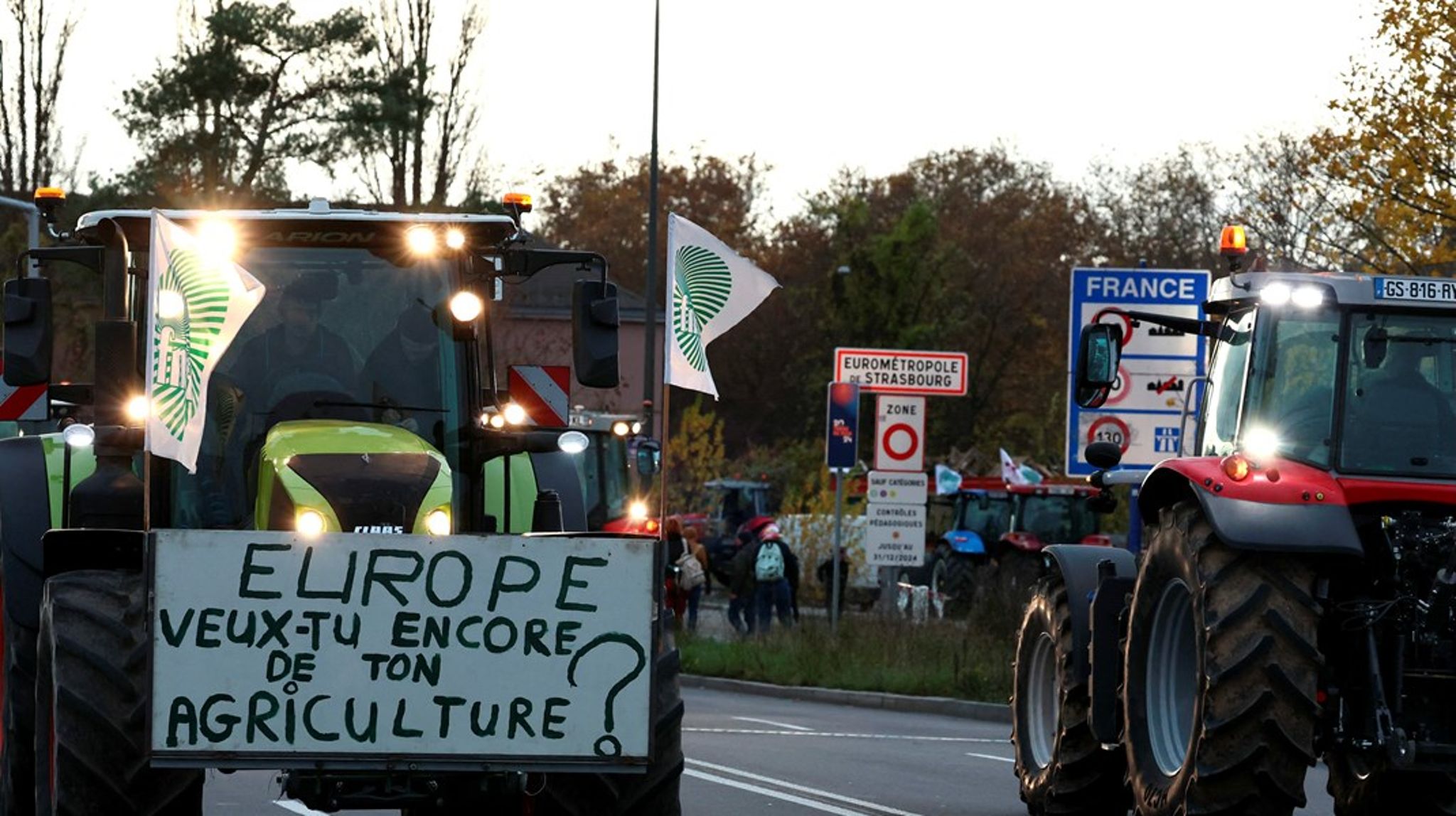 "Europa, vil du stadig have landbrug?" Sådan lyder en af parolerne, når de franske landmænd protesterer over Mercosur-aftalen. På det seneste har landmændene mobiliseret sig i massevis i både Belgien og Frankrig. Her demonstrerer de i Strasbourg.