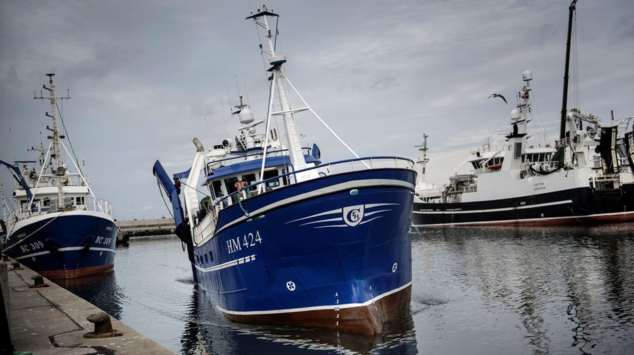 Færre landinger i de danske havne og tab af arbejdsplads både til havs og på land kan blive en alvorlig konsekvens, hvis fiskeriet fra nytår skal omfattes af industrien CO2-afgift uden mulighed for grøn omstilling, advarer flere partier. Ifølge Danmarks Fiskeriforening vil 45 procent af fiskefartøjerne blive ulønsomme.