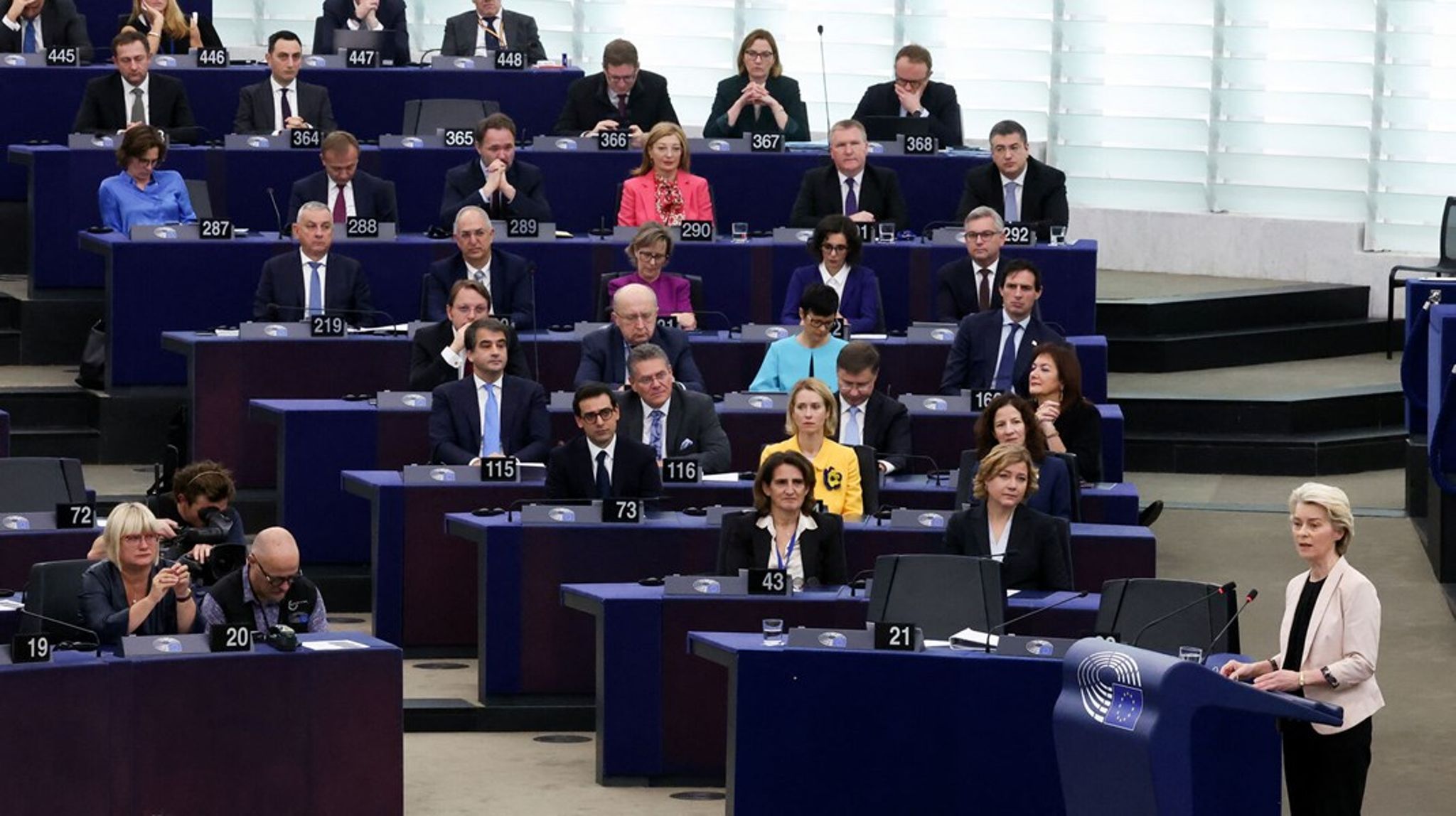Dan Jørgensen og de andre nye kommissærer så til, mens deres nye chef, Ursula von der Leyen, holdt tale for Europa-Parlamentet i Strasbourg onsdag morgen.