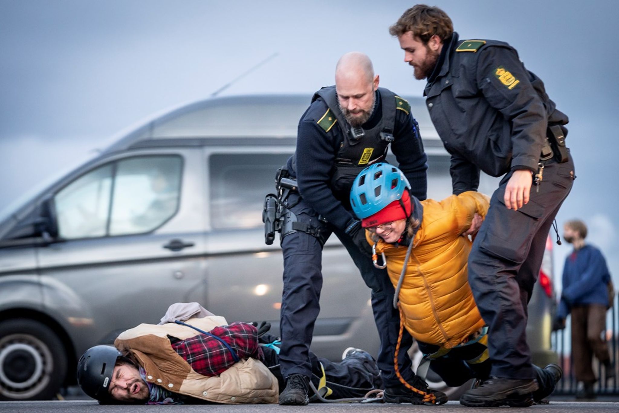 Når aktivister udøver civil ulydighed er det ganske vist ulovligt, men det kan stadig have (positive) demokratiske effekter. Det mener forsker Tore Vincents Olsen, som er bidragyder til Magtudredningen 2.0. Her ses en klimademonstration fra 2021, hvor aktivister blev arresteret efter at de kravlede op på Langebro. 