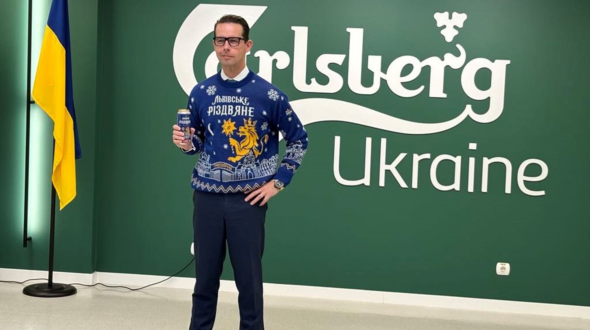 Under besøget i Kyiv blev Carlsbergs topchef også fotograferet i bryggeriets ukrainske julesweater. Han lovede at iføre sig sweateren igen, når han afholder årets sidste videokonference for hele koncernen. Ukraine er et af de største markeder for Carlsberg