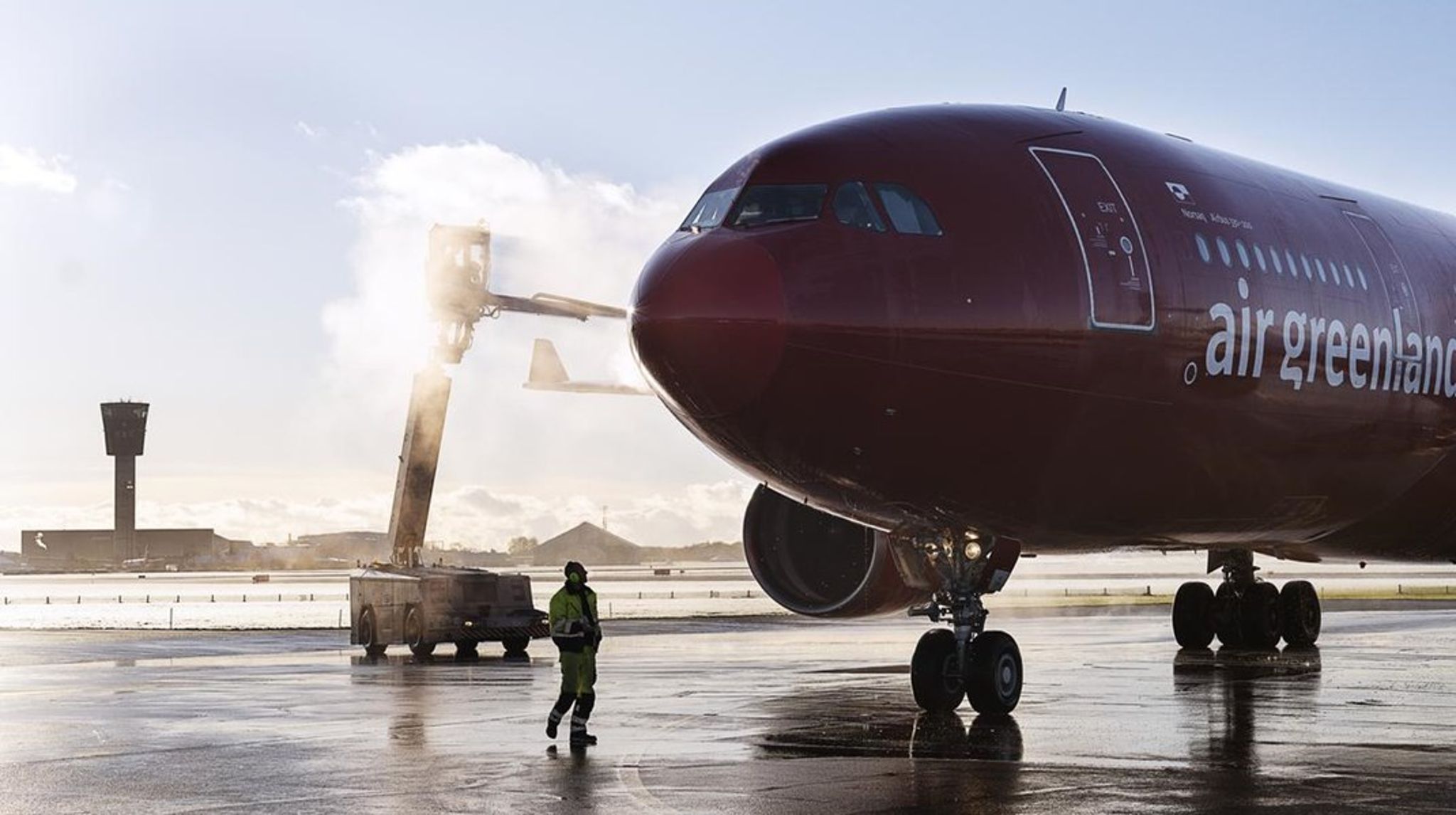 Fra Danmark kommer SAS på banen med tre ugentlige afgange fra København til Nuuk i sommertiden. Air Greenland sender også selv med diverse partnere nye sommerfly til Nuuk fra Billund og Ålborg, og Icelandair fastholder sine ruter til Grønland.
