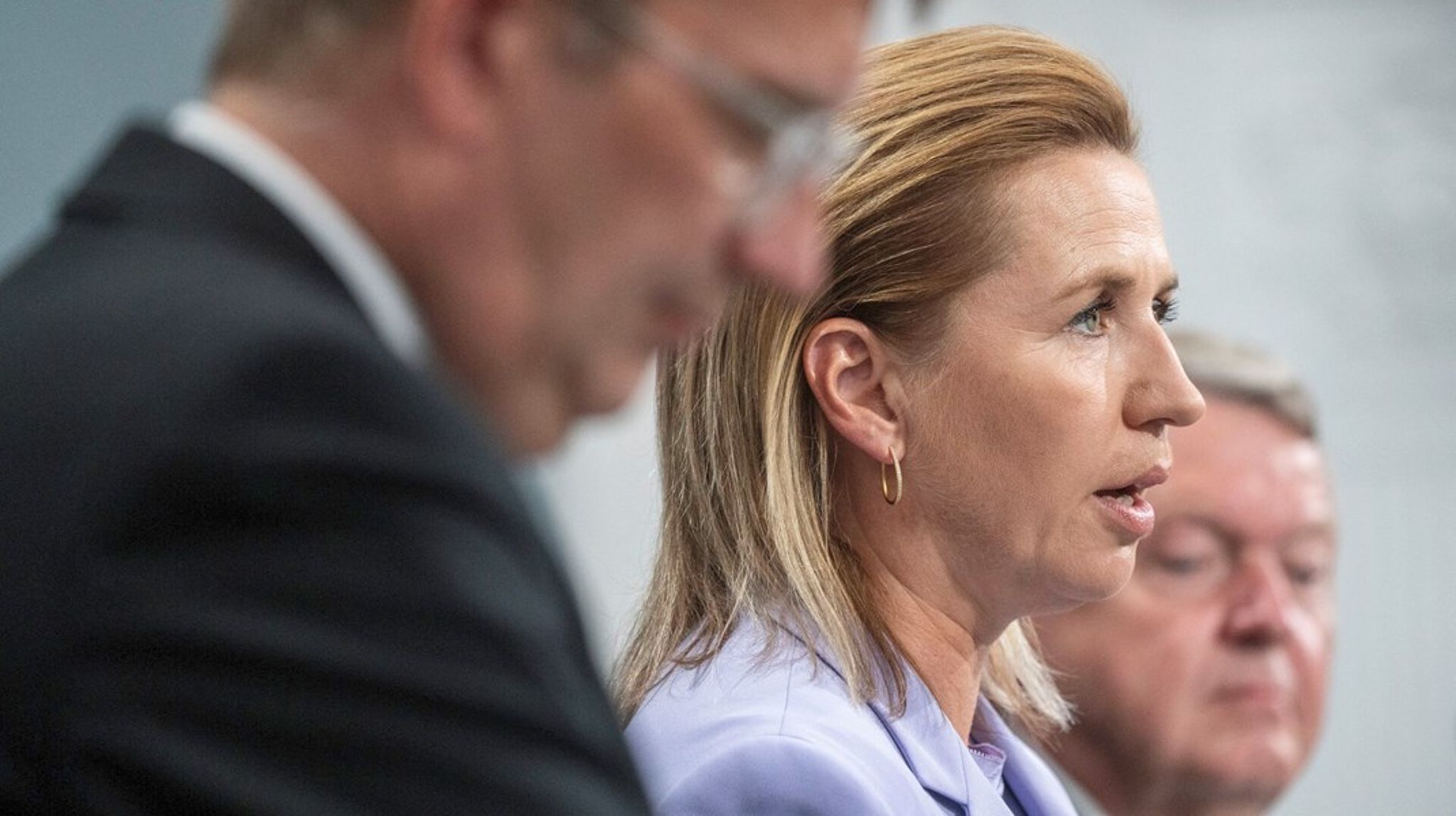 Både statsminister Mette Frederiksen (S) og de to andre partiformænd i regeringen, Venstres forsvarsminister Troels Lund Poulsen (t.v.) og Moderaternes udenrigsminister Lars Løkke Rasmussen (t.h.), er nu enige om, at Danmark skal være klar til at diskutere muligheden af nye fælles EU-lån.