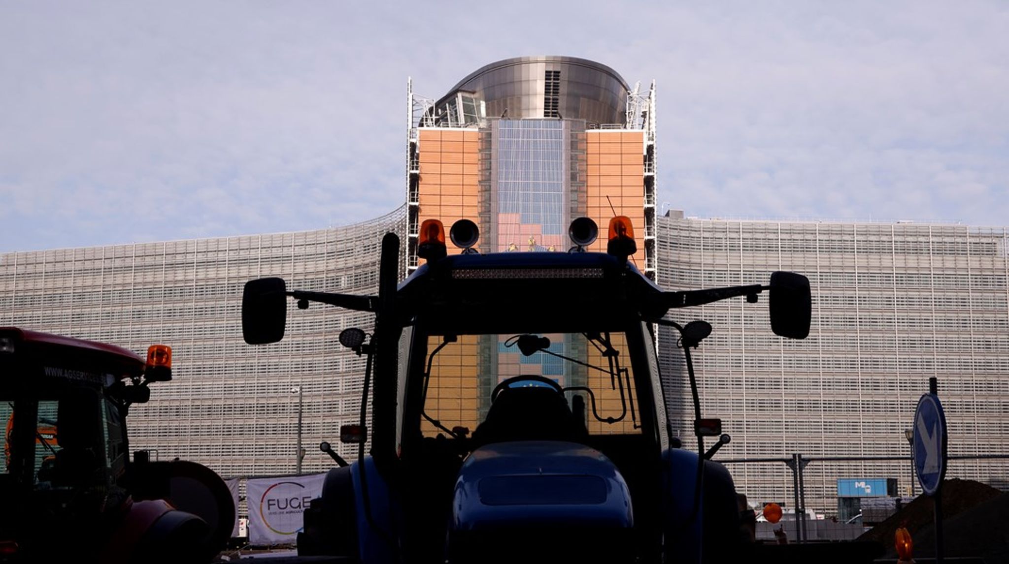 Traktordemonstranterne har flere gange protesteret foran EU-Kommissionen i Bruxelles. Nu inviteres landbrugsorganisationerne med ind i det landbrugspolitiske maskinrum.