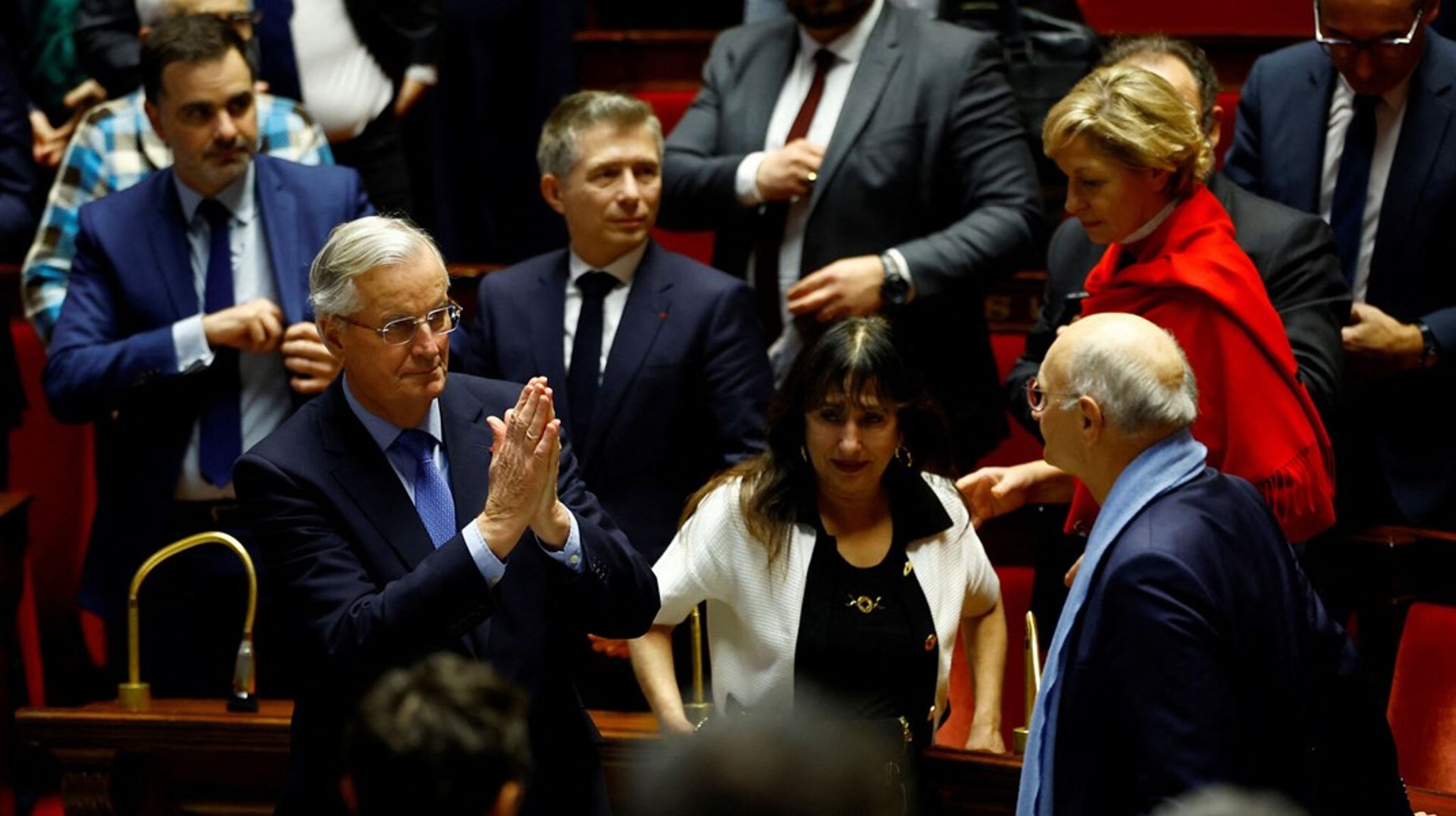 Trods både bønner og trusler måtte Michel Barnier (forrest t.v.) og hans regering gå af i denne uge efter et mistillidsvotum i Frankrigs nationalforsamling.