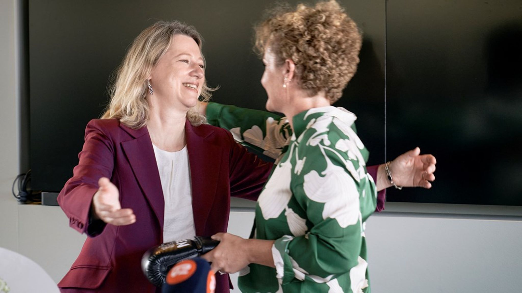Vi har ventet siden 2018 på en ny model for finansieringen af civilsamfundsorganisationerne. Men nu vil den nye social- og boligminister, Sophie Hæstorp Andersen (S, t.v.) finde en ny finasieringsmodel, skriver Kira West.