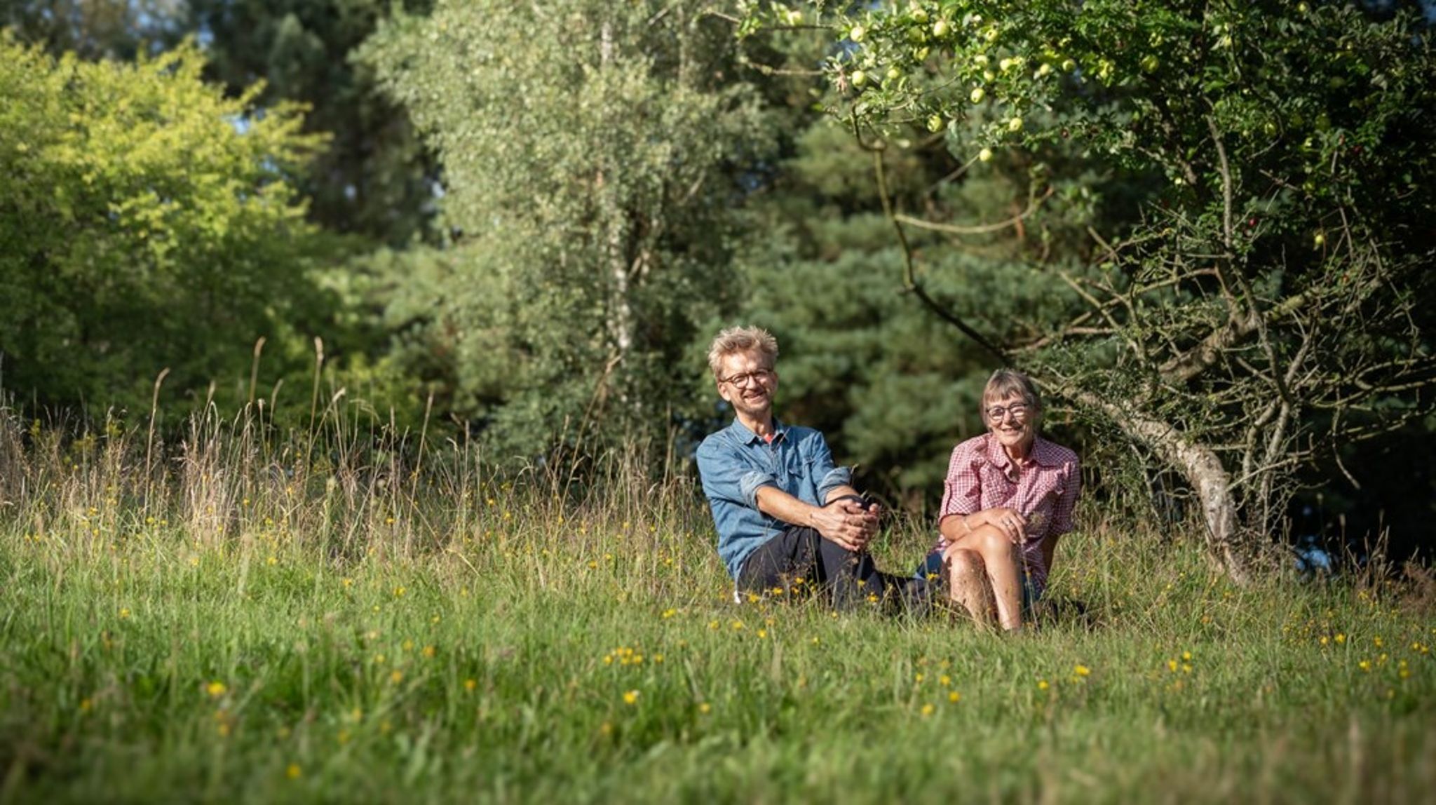 Den Danske Naturfond opkøber selv jord og giver støtte til lokale ildsjæleprojekter, der beskytter natur og biodiversitet. Blandt hos lodsejerne Marianne og Mads, der&nbsp;ejer noget af jorden omkring Bachs Hede.&nbsp;