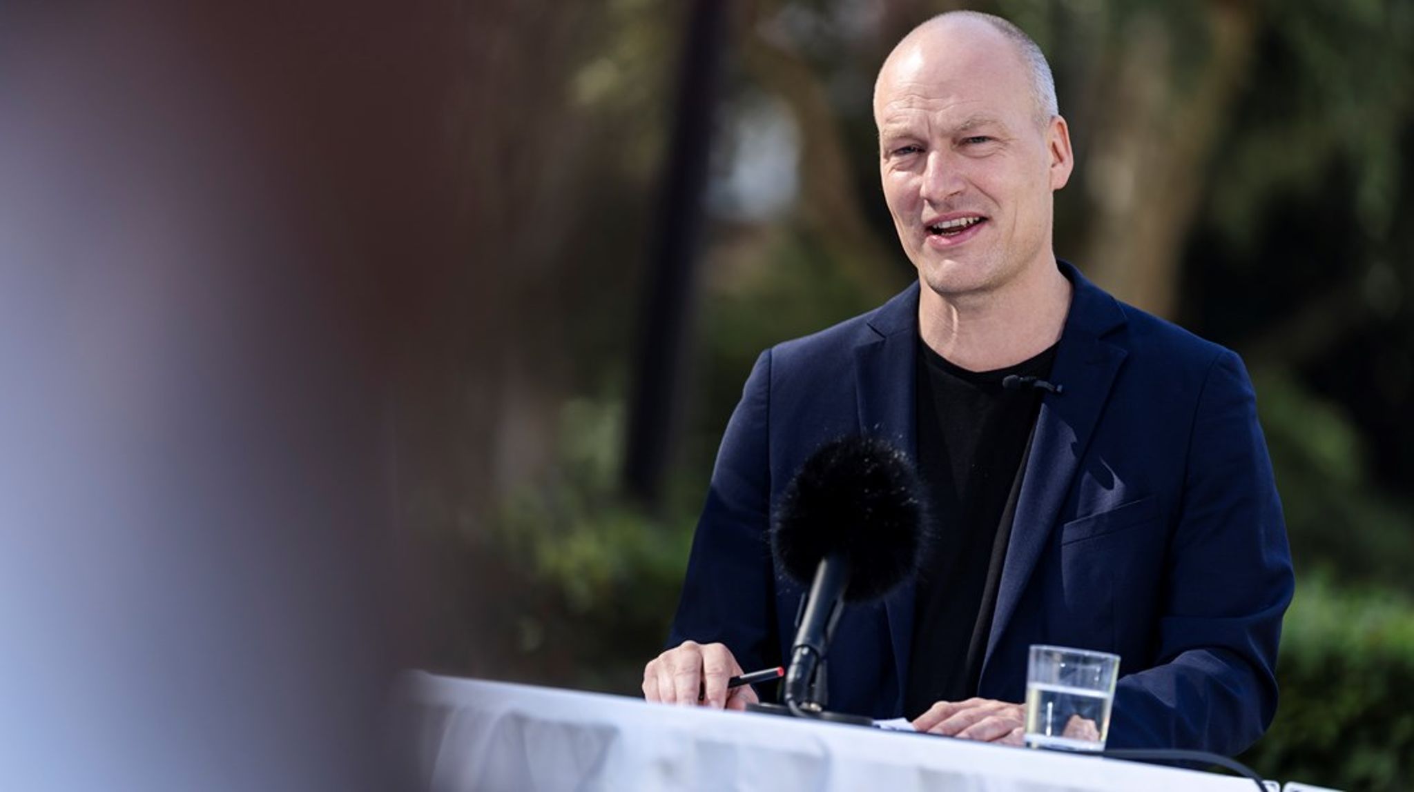 "Man hører ikke&nbsp;hjemme i Enhedslisten, hvis man forsvarer bevægelser, der deltager i vold mod uskyldige civile." Sådan sagde Enhedslistens politiske ordfører, Pelle Dragsted, da han tidligere på året stemplede ind i debattan om partiets interne ballade.