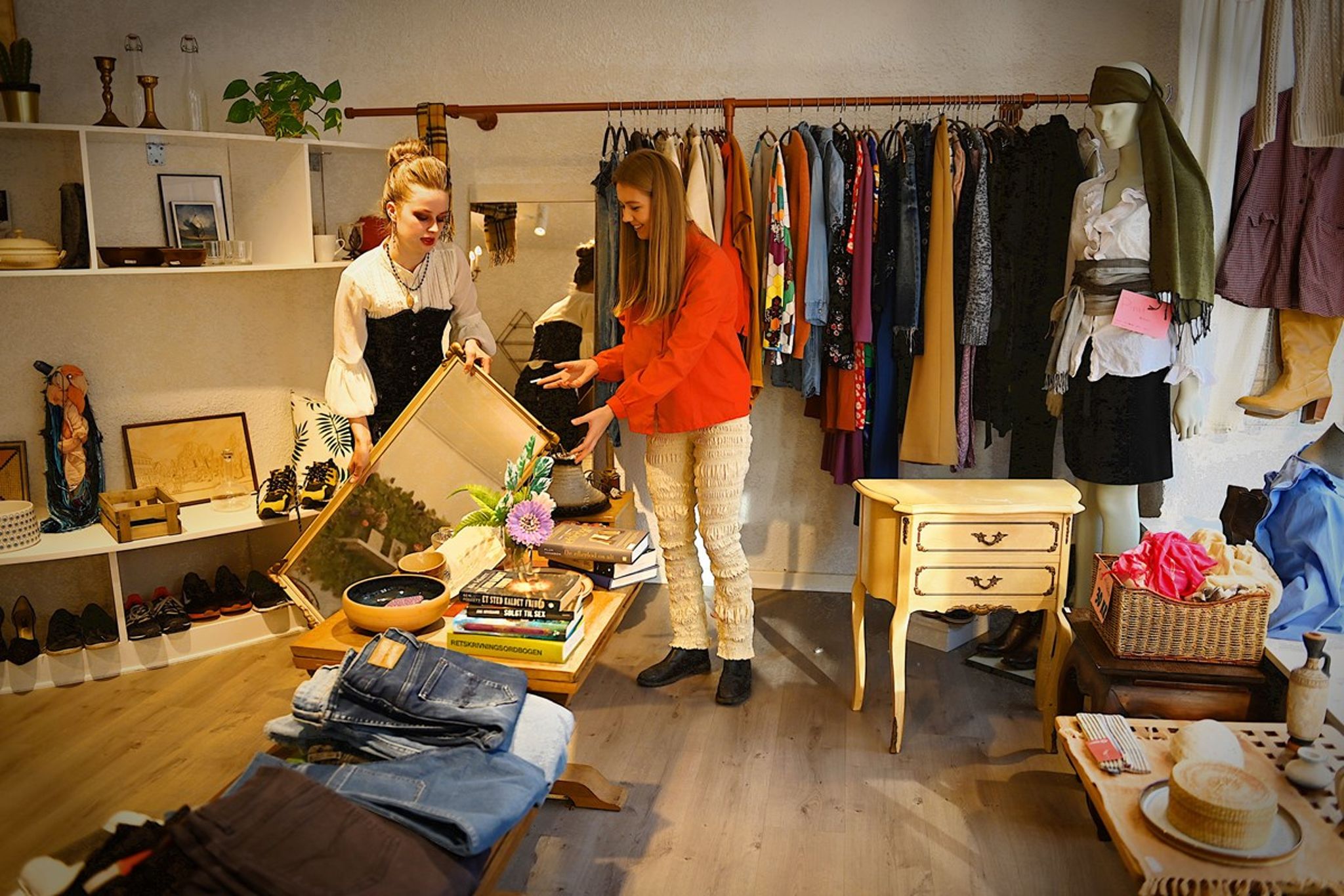 <div>Genbrugsbutikker drevet af ngo'er, fungerer i store træk ved at frivillige som Solvig Tørsleff og Helene Christensen, der i 2021 var frivillige i en af Folkekirkens Nødhjælps ungdomsdrevne butikker, begejstret sorterer posevis af tøj og sætter noget af det omhyggeligt til salg. Men de er hverken professionelle eller trænede i&nbsp;affaldshåndtering, og det kan blive et problem, hvis EUs affaldsrammedirektiv med et pennestrøg tryller potentielt genbrugsguld om til affald.&nbsp;</div>