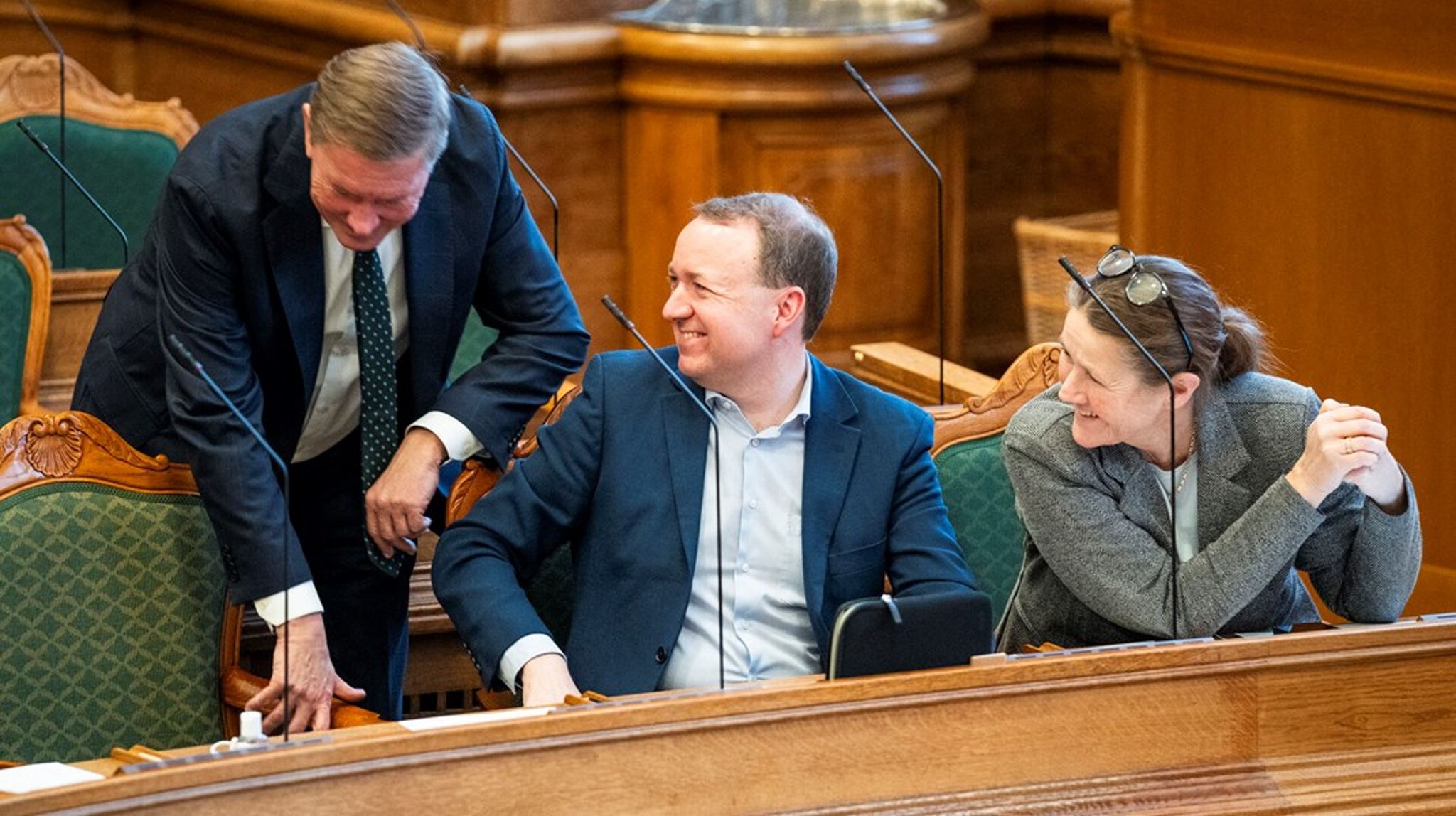Venstres Michael Aastrup Jensen (i midten) vil gerne have " vennerne i blå blok" med på en ny udviklingspolitisk strategi. Men Lars-Christian Brask (LA) mener, bistanden skal skrues ned. 