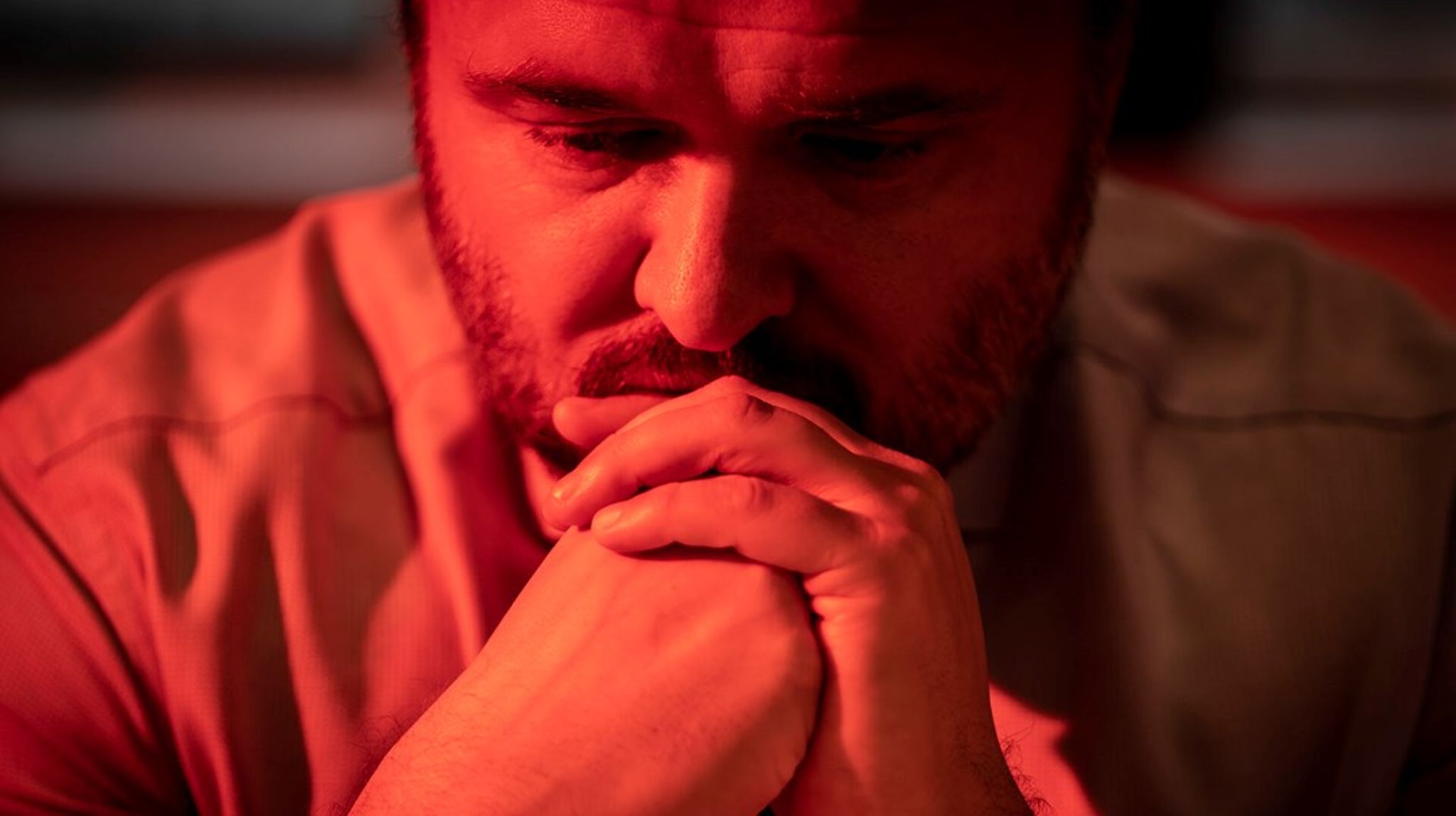 "Vi er stødt på
nogle problemer i forhold til havvind, der gør, at den udvikling ikke sker så
hurtigt, som vi havde håbet. Men jeg er 100 procent sikker på, at det bliver en
rigtig, rigtig god forretning i fremtiden," siger energikommissær Dan Jørgensen
i podcasten. Foreløbig er det mislykkedes for den danske regering at finde
private investorer til ambitiøse havvindmølleparker i Nordsøen.