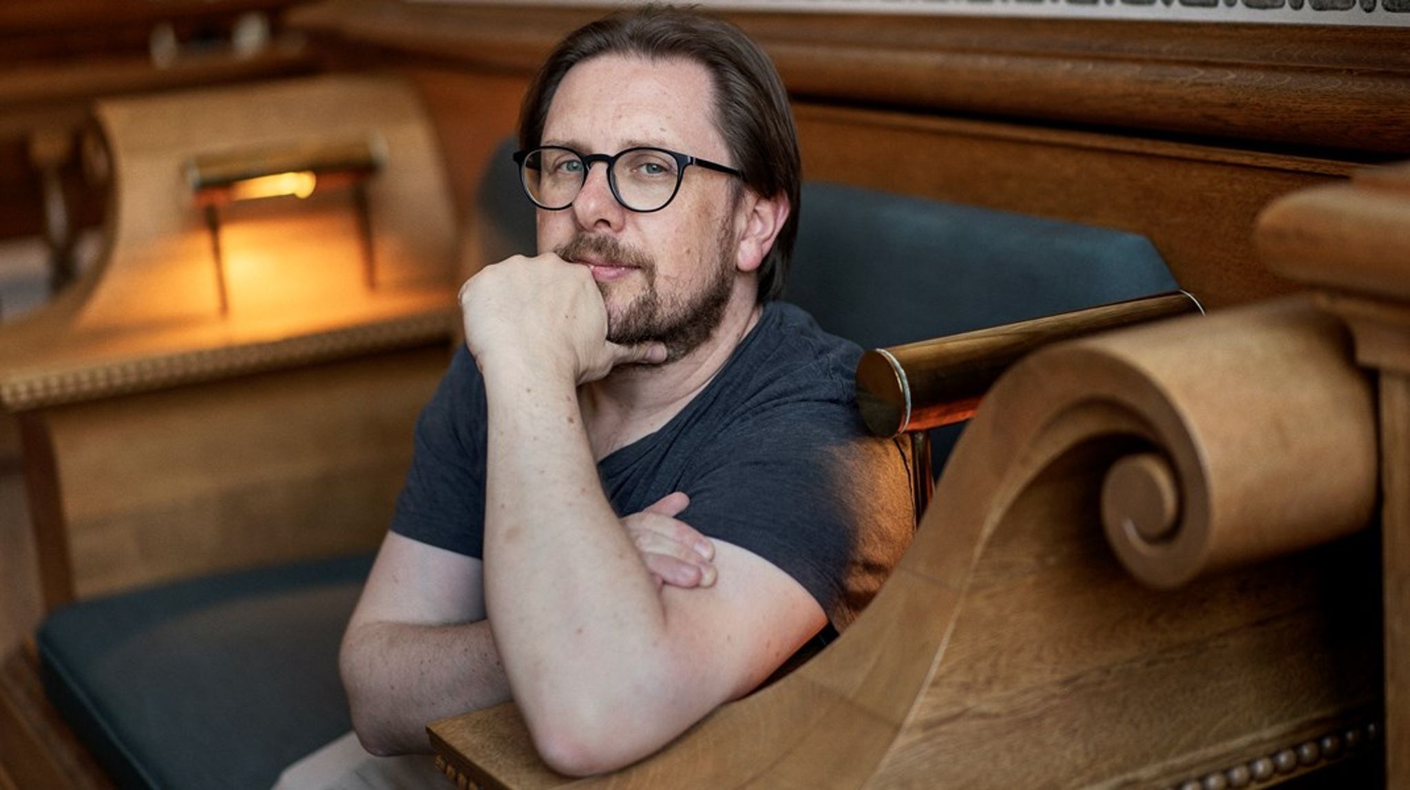 Det er regeringen, der sidder tættest på de kongelige, hvis nogen skulle være i tvivl, og i årevis har vittige sjæle talt om, at kongefamilien var omgivet af mørkemænd, når socialdemokraterne havde magten, skriver Simon Emil Ammitzbøll-Bille.