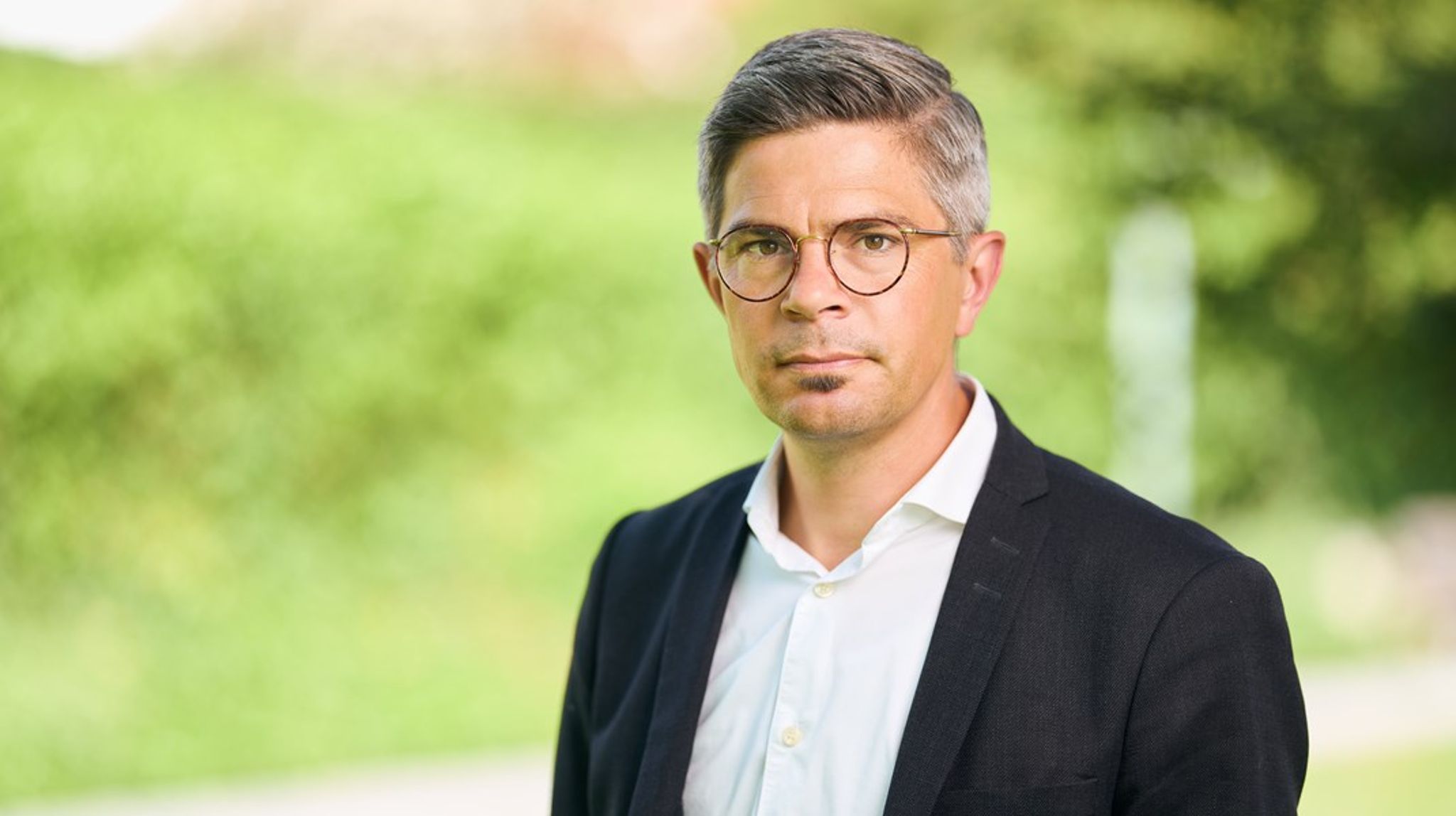 Tue von Påhlman er uddannet&nbsp;can.scient.adm. fra Aalborg Universitet.