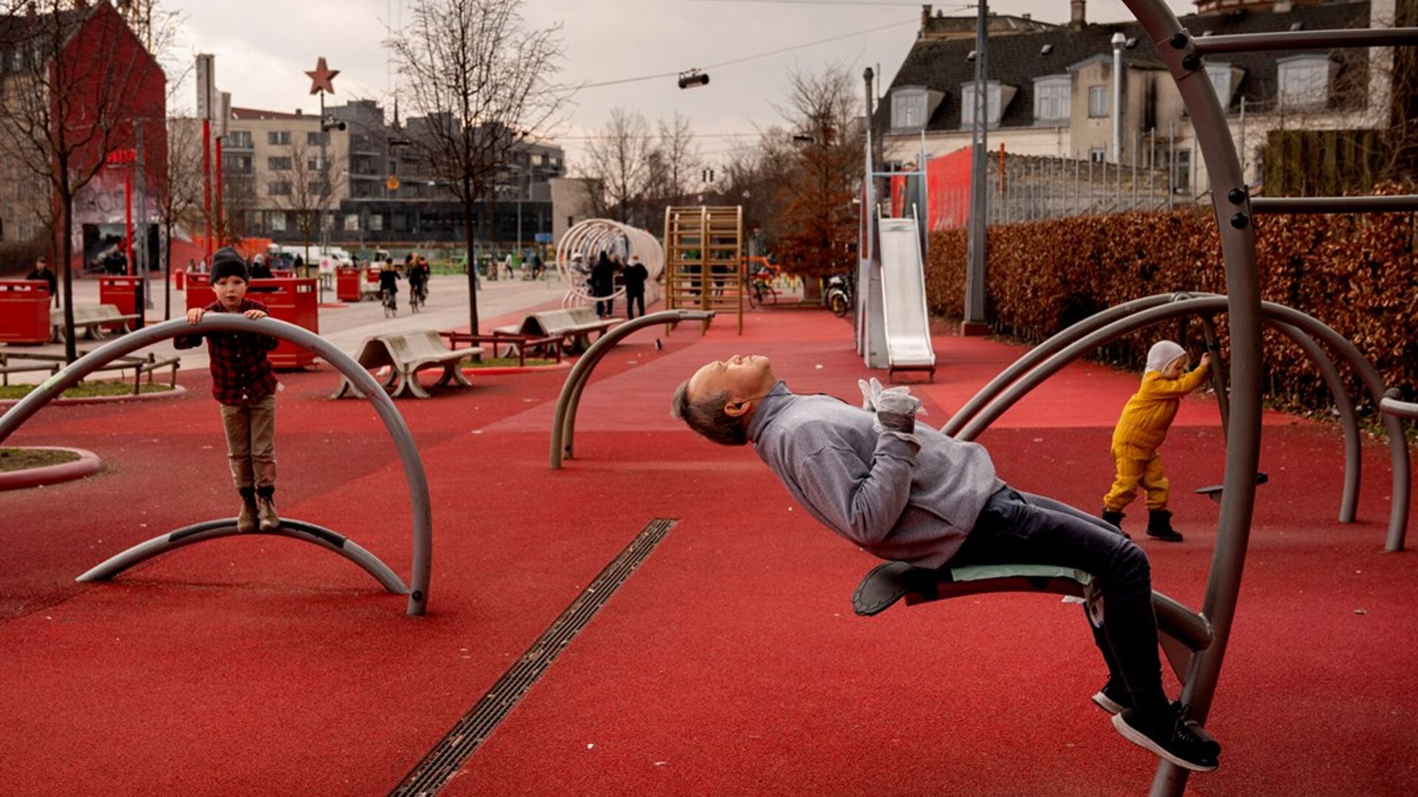 Der er ikke noget i vejen med at inddrage civilsamfundet og partnerskaber med virksomheder. Men kommuner, regioner, foreninger og virksomheder kan ikke rette op på den sociale ulighed alene, skriver Annie Hagel (EL).
