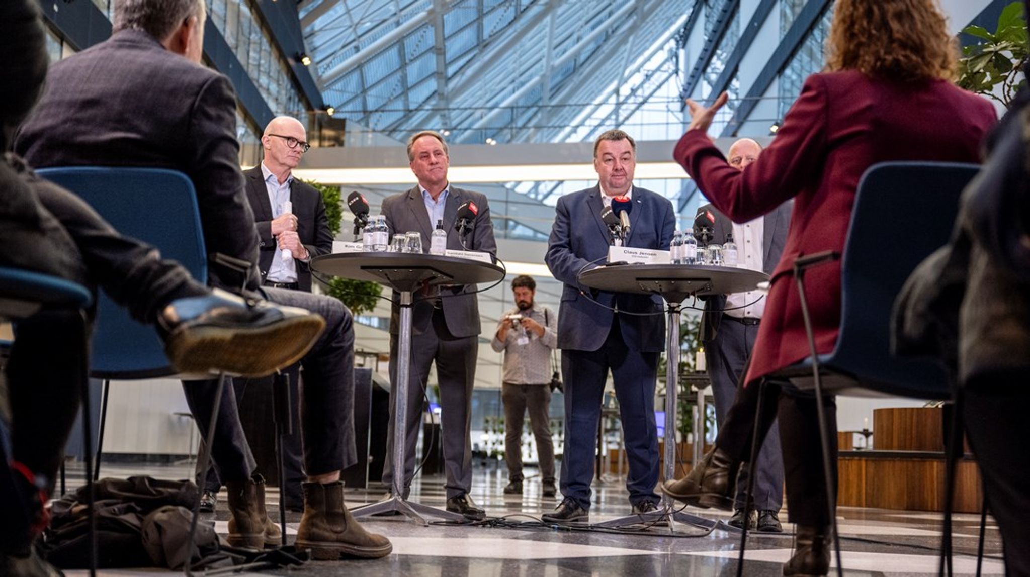 Topforhandlerne i DI og CO-Industri skød overenskomstforhandlingerne i gang med det traditionelle pressemøde i Industriens Hus mandag. For DI-forhandler Kim Graugaard bliver det sidste gang, da han herefter går på pension efter 30 år på posten og otte overenskomstfornyelser.
