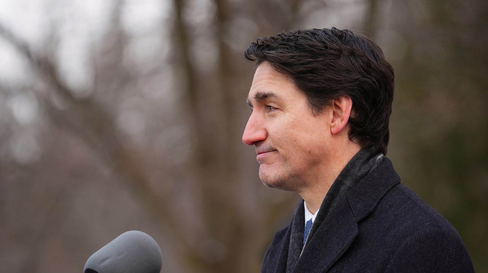 Justin Trudeau fortæller på et pressemøde, at han trækker sig.