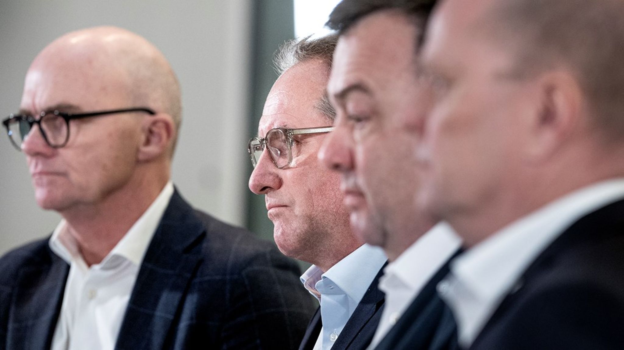 Sporene for hele det private arbejdsmarked lægges ved industriens forhandlingsbord. Her finder vi igen Kim Graugaard (tv.) og&nbsp;Lars Sandahl Sørensen fra Dansk Industri, som skal lægge arm med Metal-formand Claus Jensen og 3F-industriformand Mads Andersen (yderst th.).