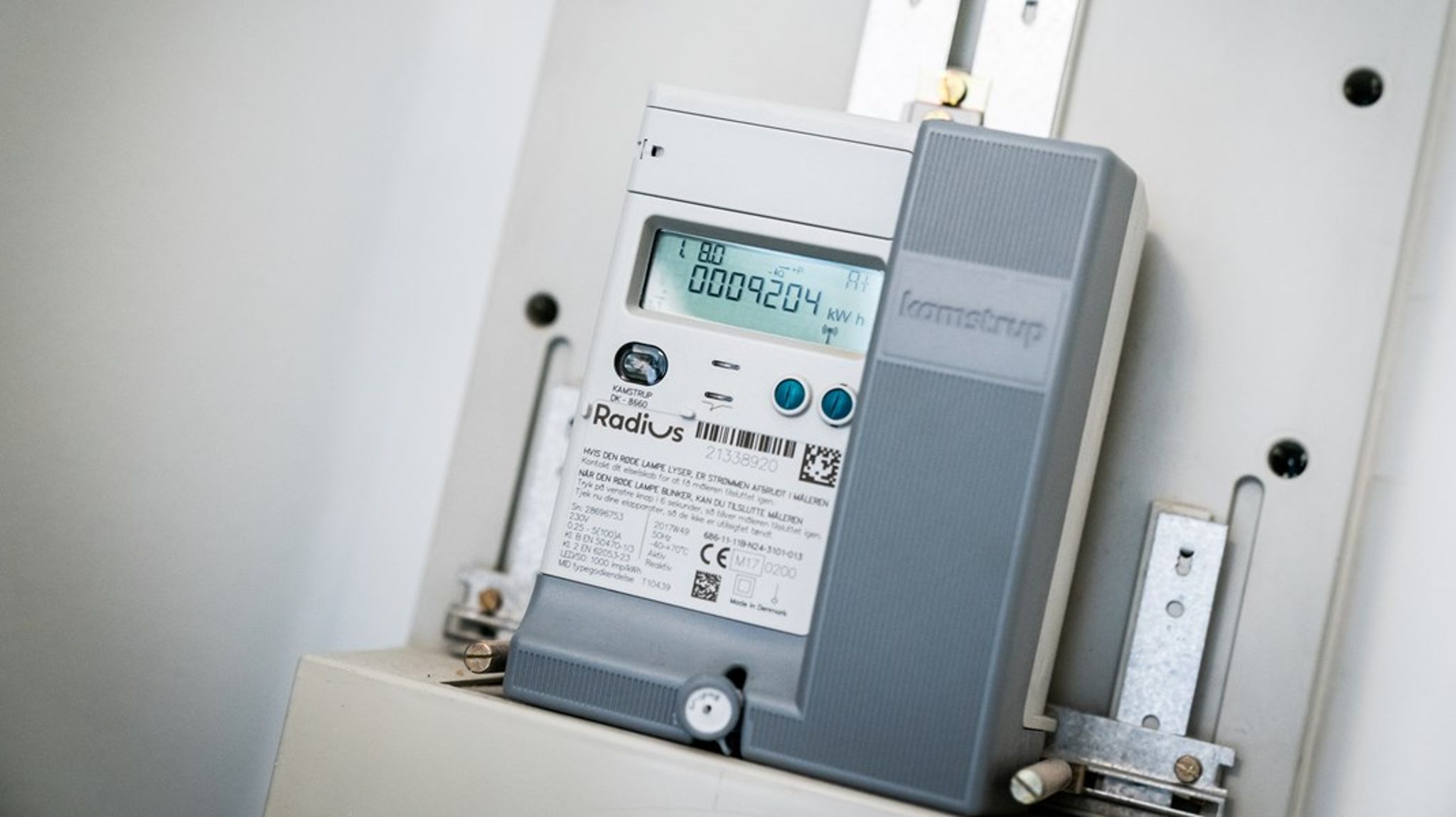 Under energikrisen i 2023 blev elafgiften sænket til EU’s minimumsniveau på 0,8 øre per kilowatt-time.