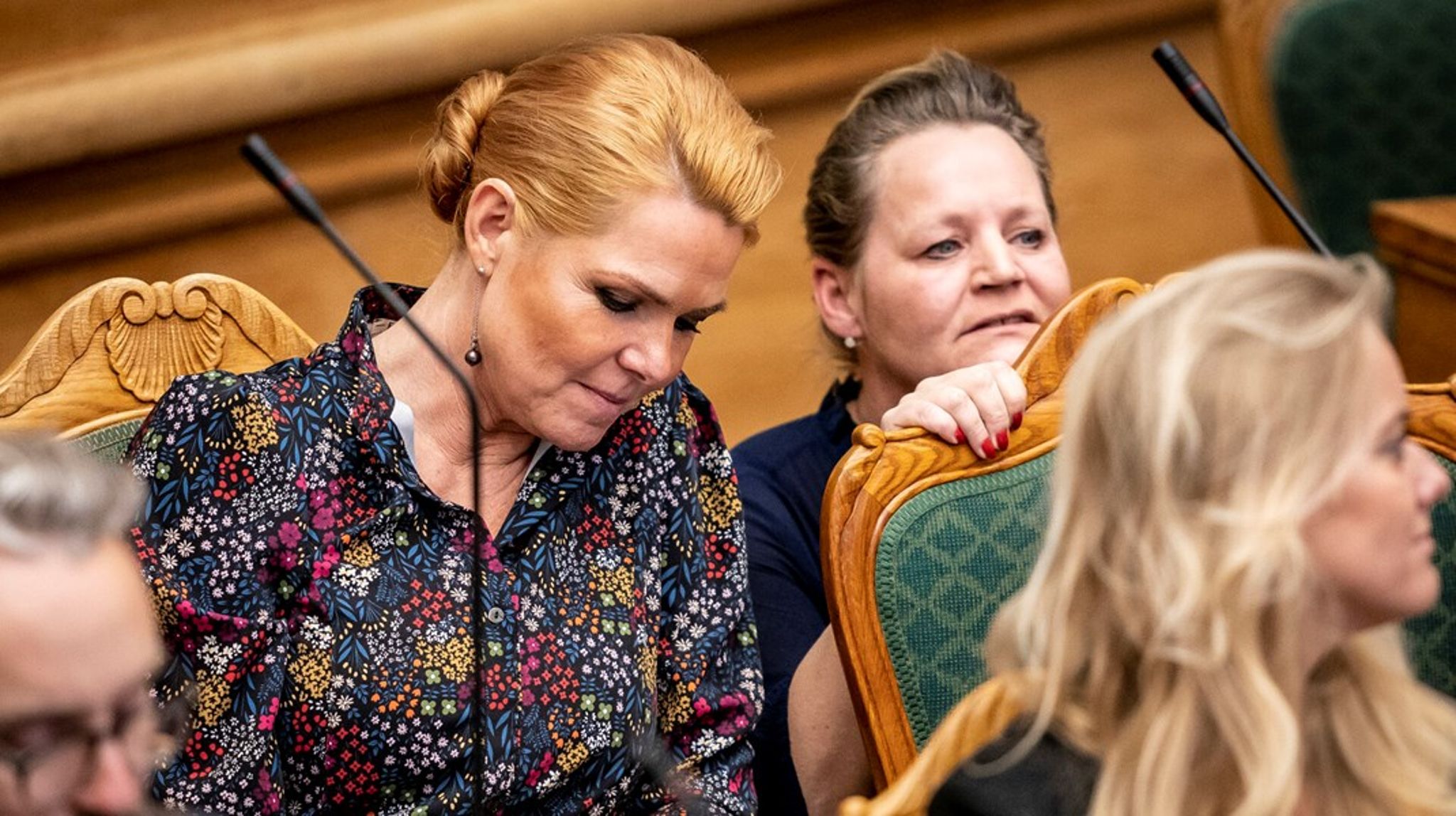 Danmarksdemokraternes Karina Adsbøl (t.h.)&nbsp;forlader Folketinget efter næste valg. Hun har tidligere siddet i Folketinget for Dansk Folketinget, men tilsluttede sig i 2022 Inger Støjbergs nye parti.&nbsp;