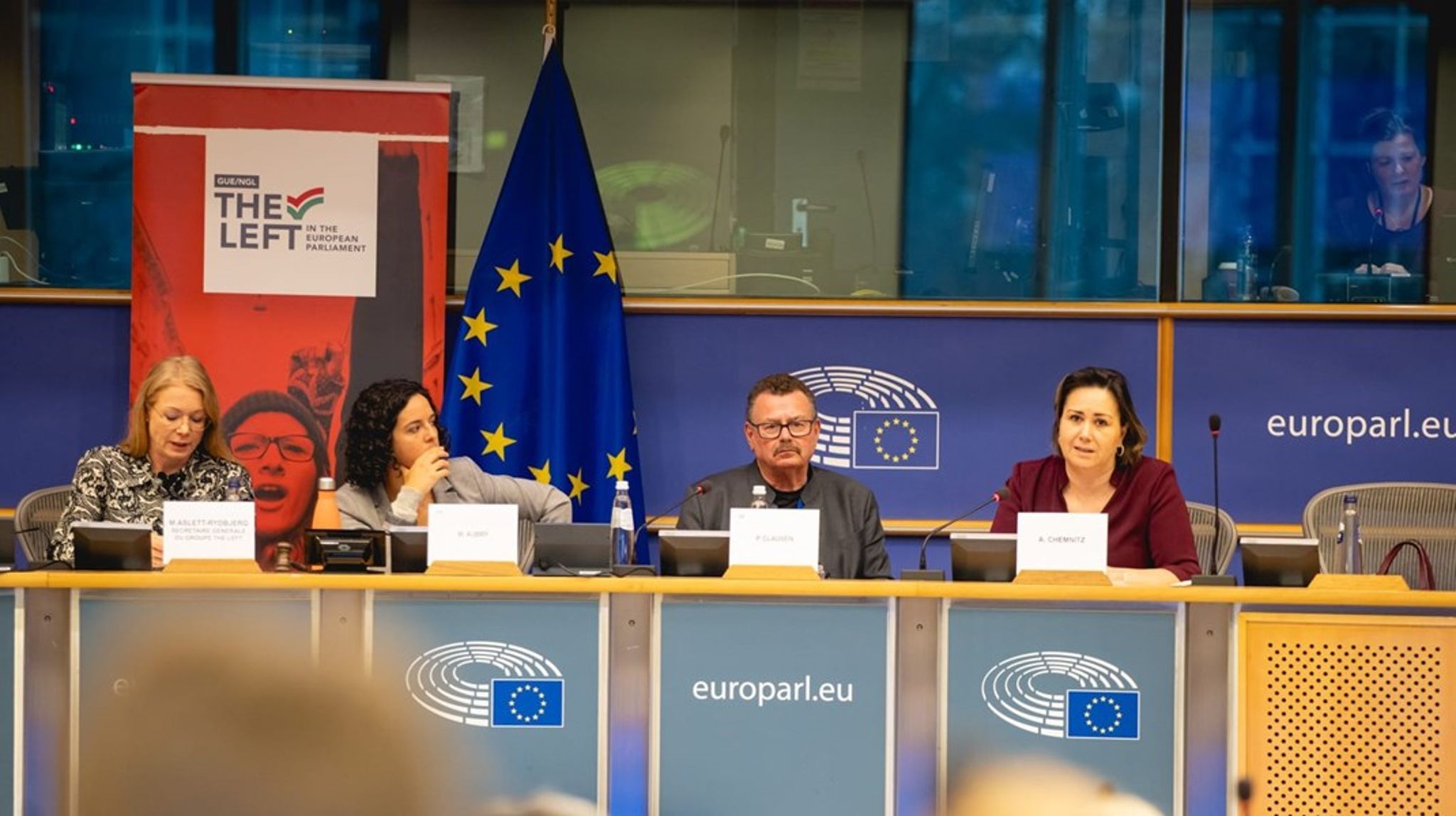 Aaja Chemnitz (t.h.) fortalte onsdag medlemmerne af Europa-Parlamentets venstrefløjsgruppe, The Left, om Grønlands situation og ønsker til EU. Hun var inviteret af Enhedslistens Per Clausen (i midten). Til venstre for ham ses gruppeformand Manon Aubry.