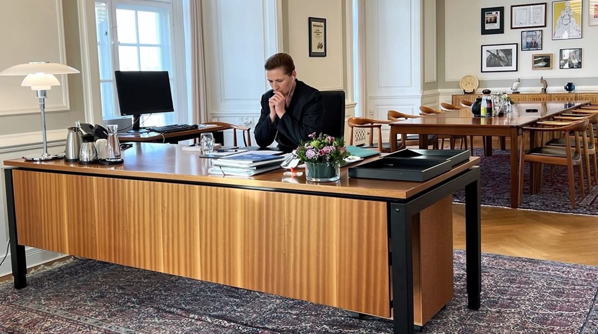Onsdag talte statsministeren tre kvarter i telefon med den tiltrædende amerikanske præsident, Donald Trump. Bagefter delte Mette Frederiksen (S) dette billede af sin egen ende af samtalen. 