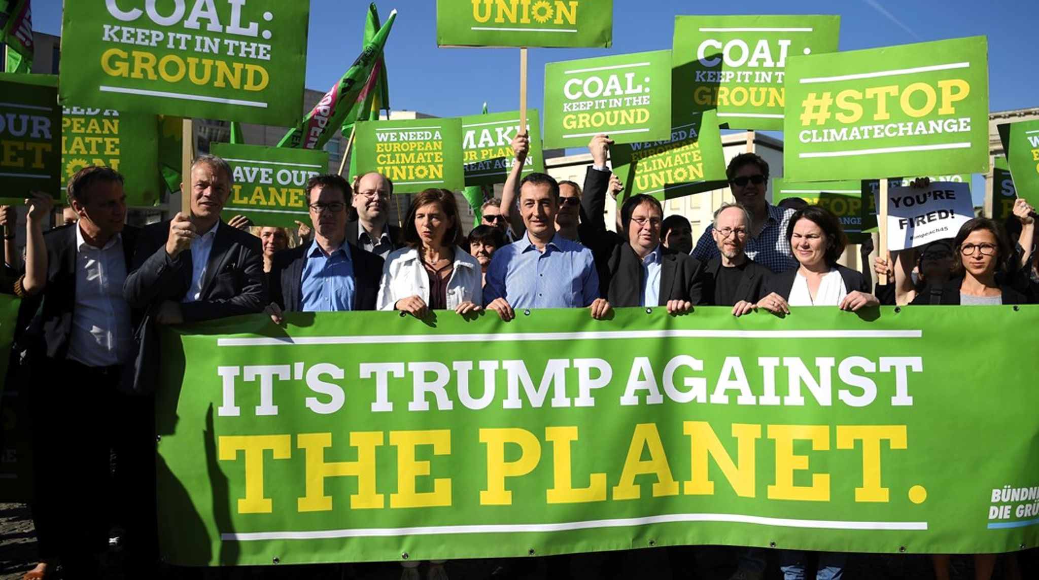 "Trump mod planeten," stod der på skilte under en tysk demonstration, da Donald Trump meldte USA ud af Parisaftalen i 2017. Nu vil den genvalgte præsident gøre det igen.