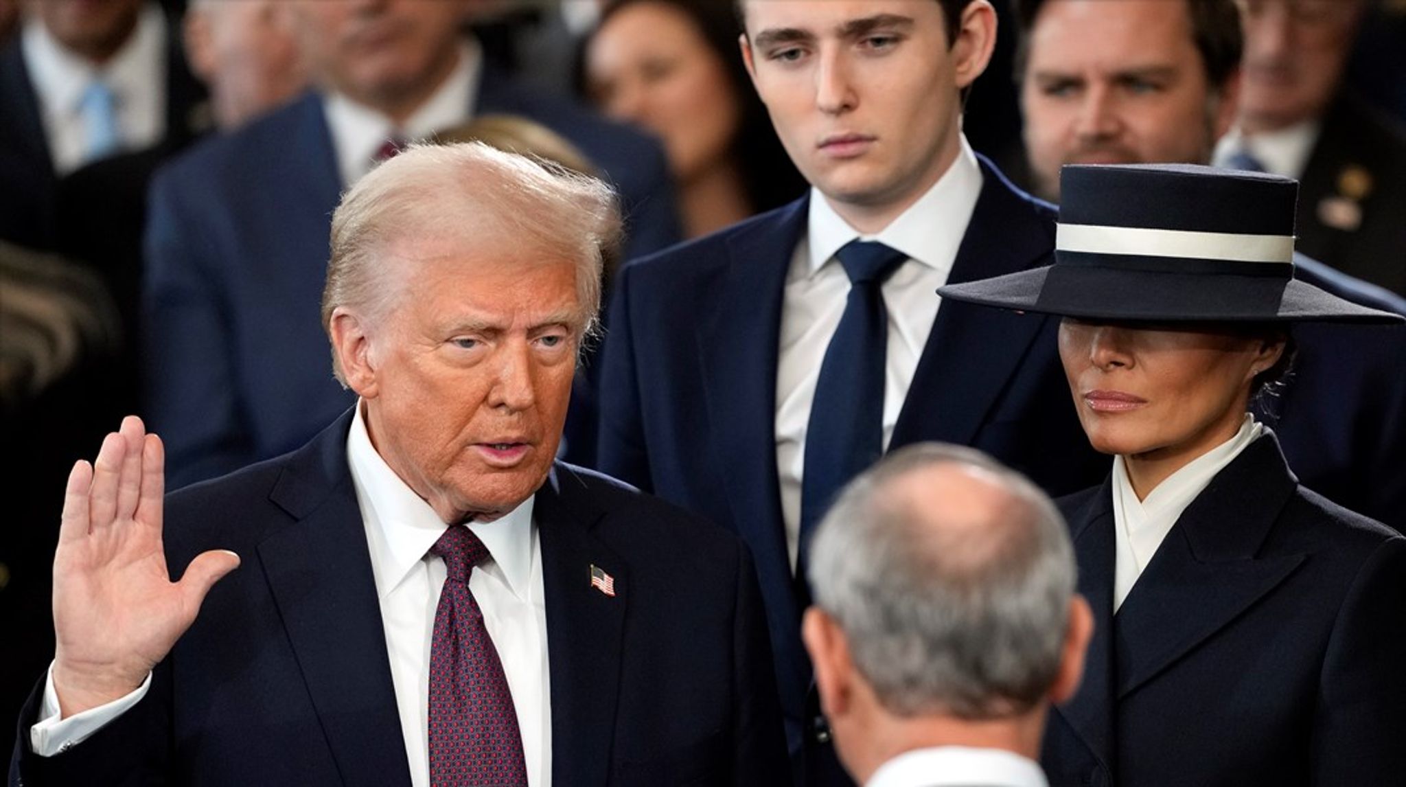 Donald J. Trump blev for anden gang indsat som amerikansk præsident 20. januar 2025. Læs hans indsættelsestale på dansk herunder: