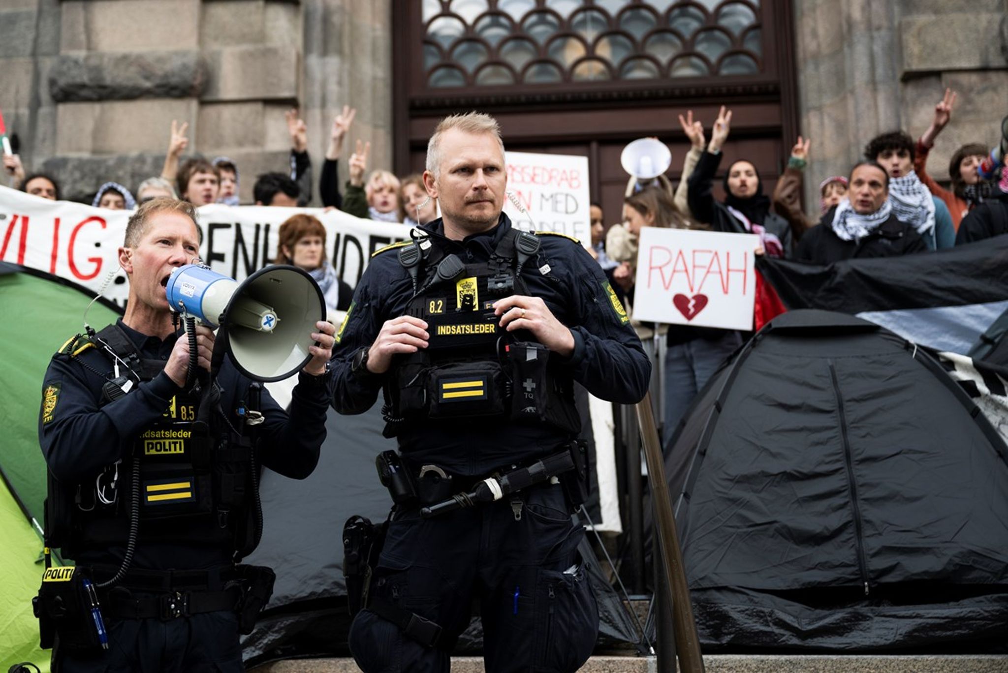 Politiets interaktion med demonstranter kan have mange former som her under en propalæstinensisk demonstration foran Christiansborg i 2024. Men når interaktionen har karakter af frihedsberøvelse, kan lovligheden prøves ved domstolene - det kræver dog, at der er tale om frihedsberøvelse, og hvornår er der det? Det handler en usædvanlig retssag om. <i>Arkivfoto</i>