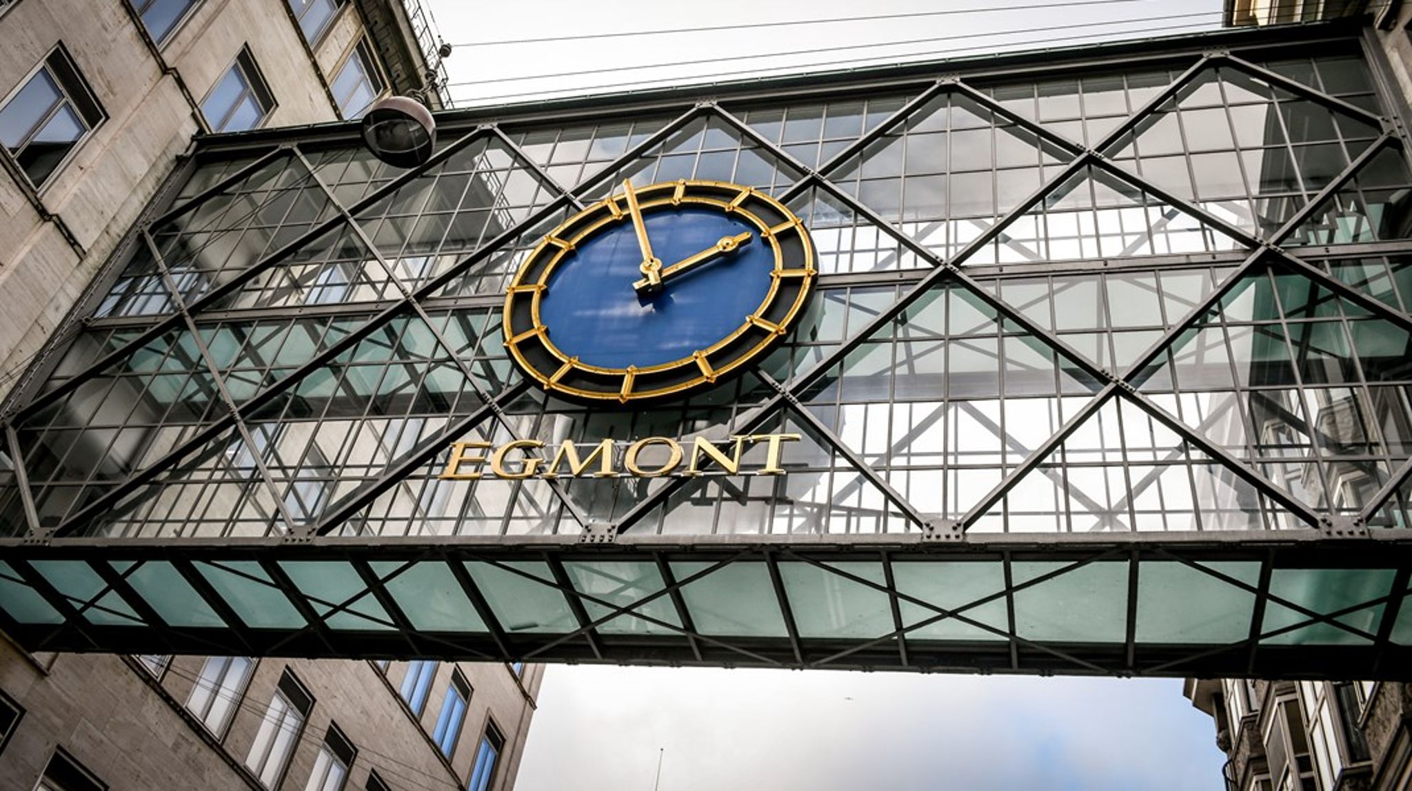 <div>"Med stor respekt for Hans J. Carstensens beslutning vil jeg komme til at savne hans stærke CFO-sans, brede forretningsindsigt, gode dømmekraftopkald og ikke mindst det tætte partnerskab, når 2025 går på hæld," siger koncerndirektør Steffen Kragh i forbindelse med Hans J. Carstensens afgang fra Egmont.</div>