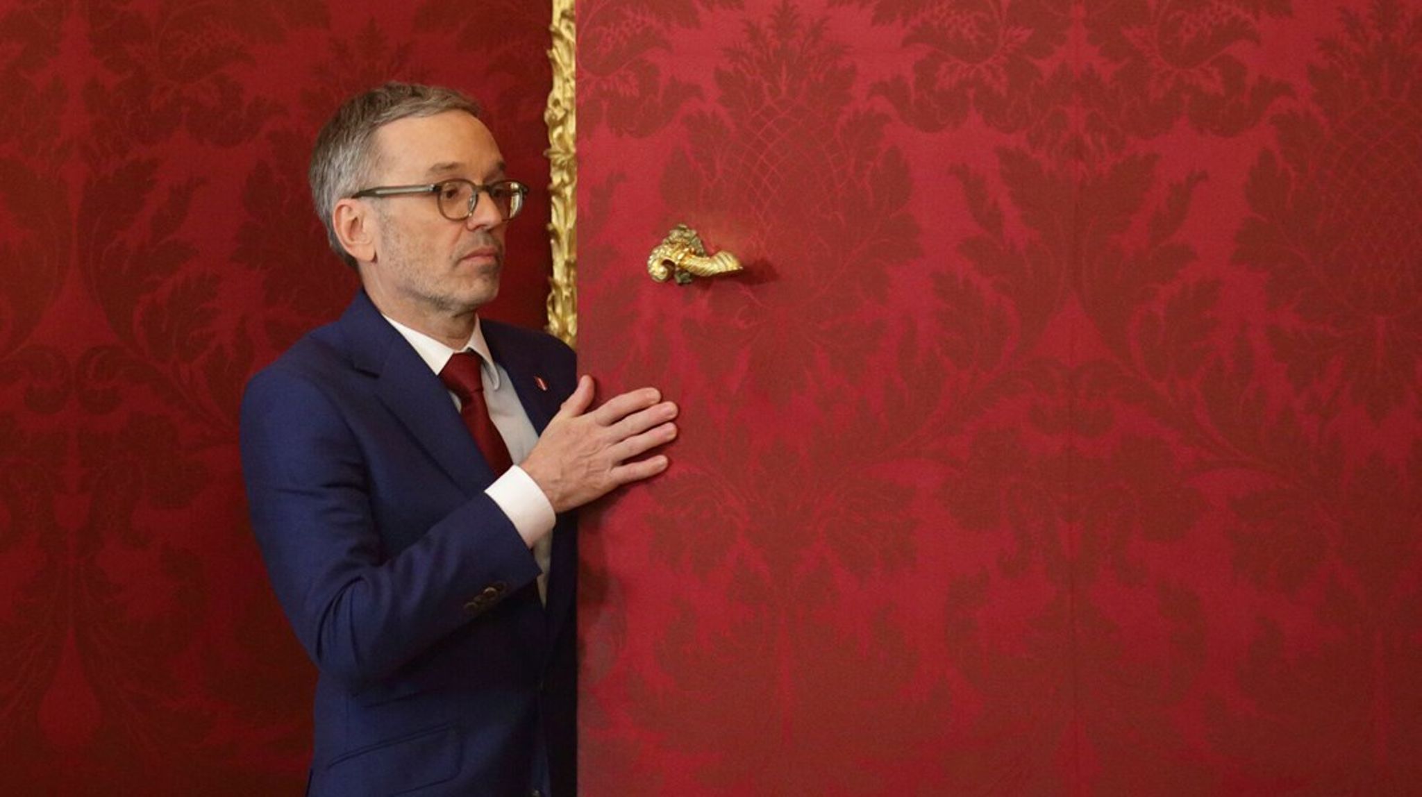 Lederen af Østrigs nationalistiske Frihedsparti (FPÖ), Herbert Kickl, på vej ud af den østrigske præsidents kontor i begyndelsen af januar. Med næsten 29 procent af stemmerne vandt FPÖ valget sidste år, og nu har præsidenten bedt Kickl danne regering, efter at det er mislykkedes for de andre partier.