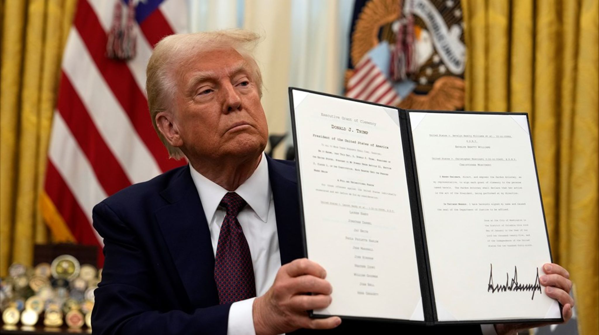 Donald Trump underskriver et præsidentielt dekret i Det Hvide Hus den 23. januar 2025. I denne omgang vil flere af præsident Trumps dekreter også møde modstand fra domstolene. Men denne gang er Trumps hold velforberedt på kampene, skriver Jonas Parello-Plesner.