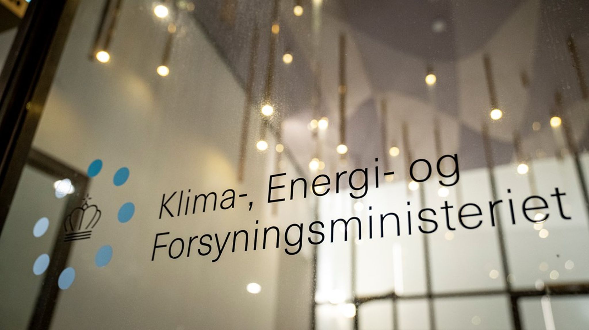 Seks ud af de ti bedst lønnede ansatte i Klima-, Energi- og Forsyningsministeriet har deres faste gang i det gamle Overformynderi på Holmens Kanal i København. De resterende fire er direktører i nogle af ministeriets styrelser.