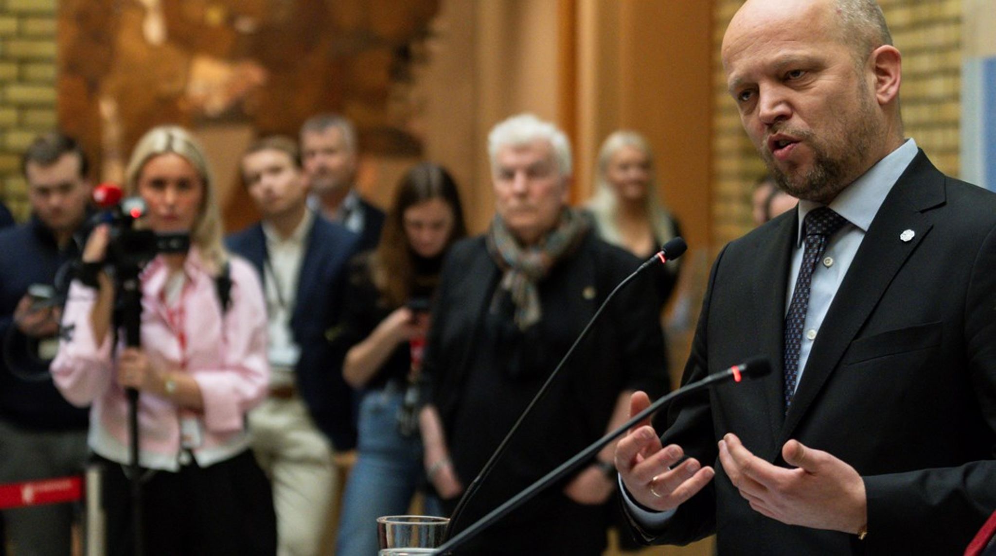Et af de vigtigste skridt, vi kan tage, er at skabe lave og stabile elpriser igen.
Derfor ønsker Senterpartiet at sikre mere national kontrol over norsk energipolitik, skriver Trygve Vedum, partileder af Senterpartiet i Norge.