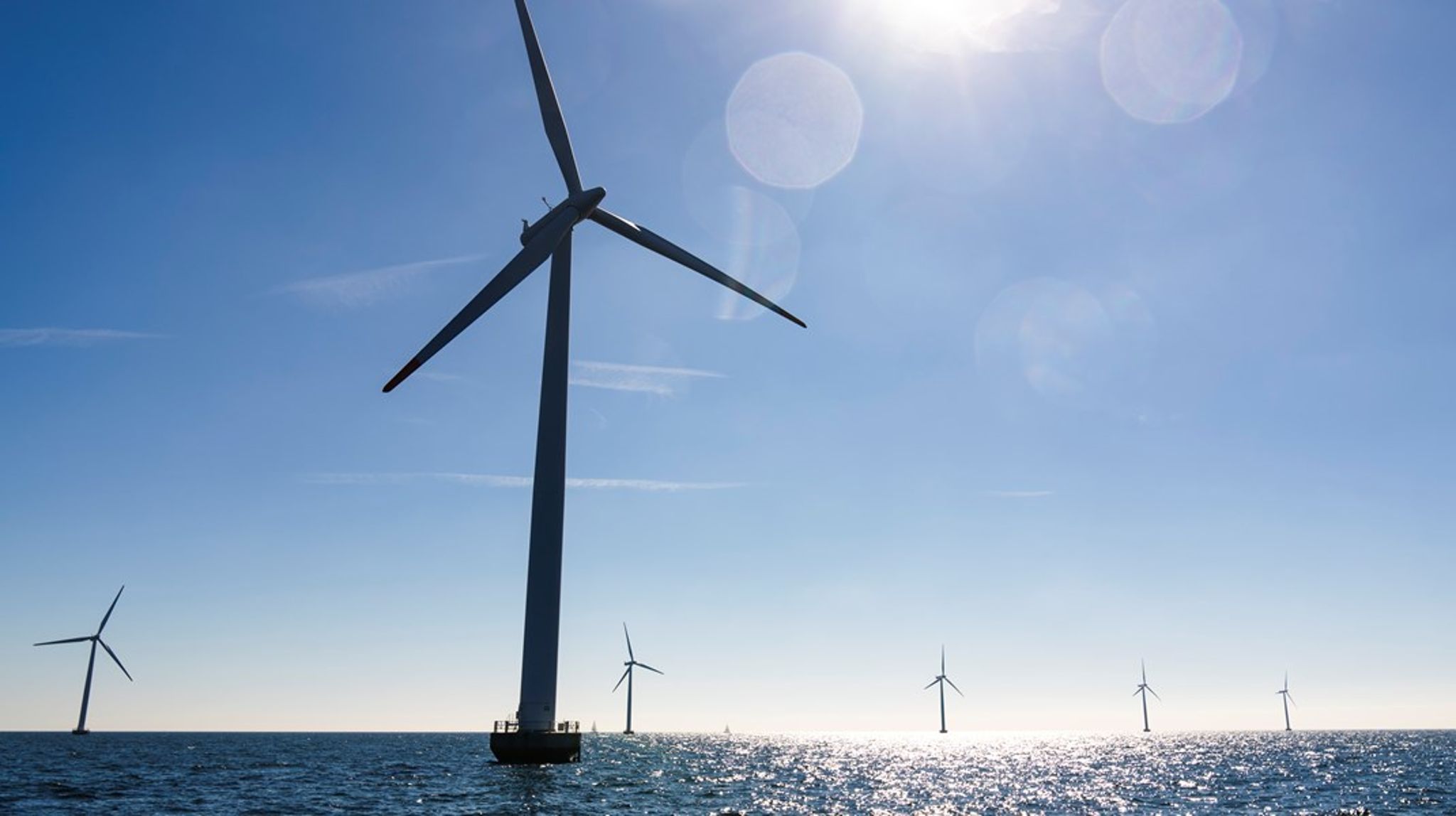 Når store forbrugere som Power-to-X-anlæg, datacentre eller fjernvarmeanlæg kobles på elnettet, opstår et naturligt incitament til at bygge flere vindmøller og solceller, skriver Svend Elberg Thomsen.