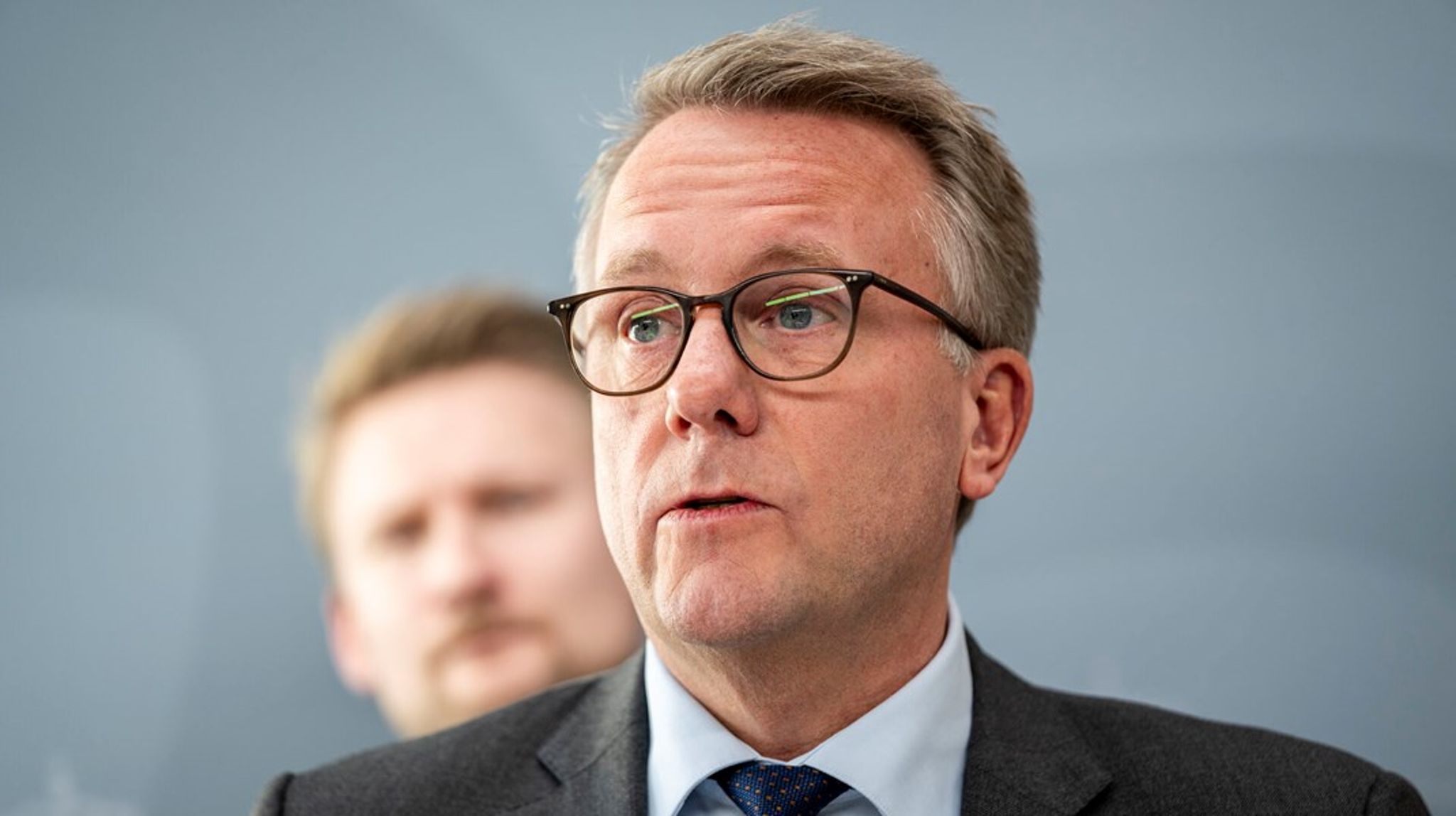 ”Desværre må jeg jo konstatere, at de partier, der nu kritiserer regeringen for ikke at gøre noget, valgte at stå uden for Finansloven og altså ikke støtte flere pengene til Nævnenes Hus,” lyder det fra erhvervsminister Morten Bødskov.