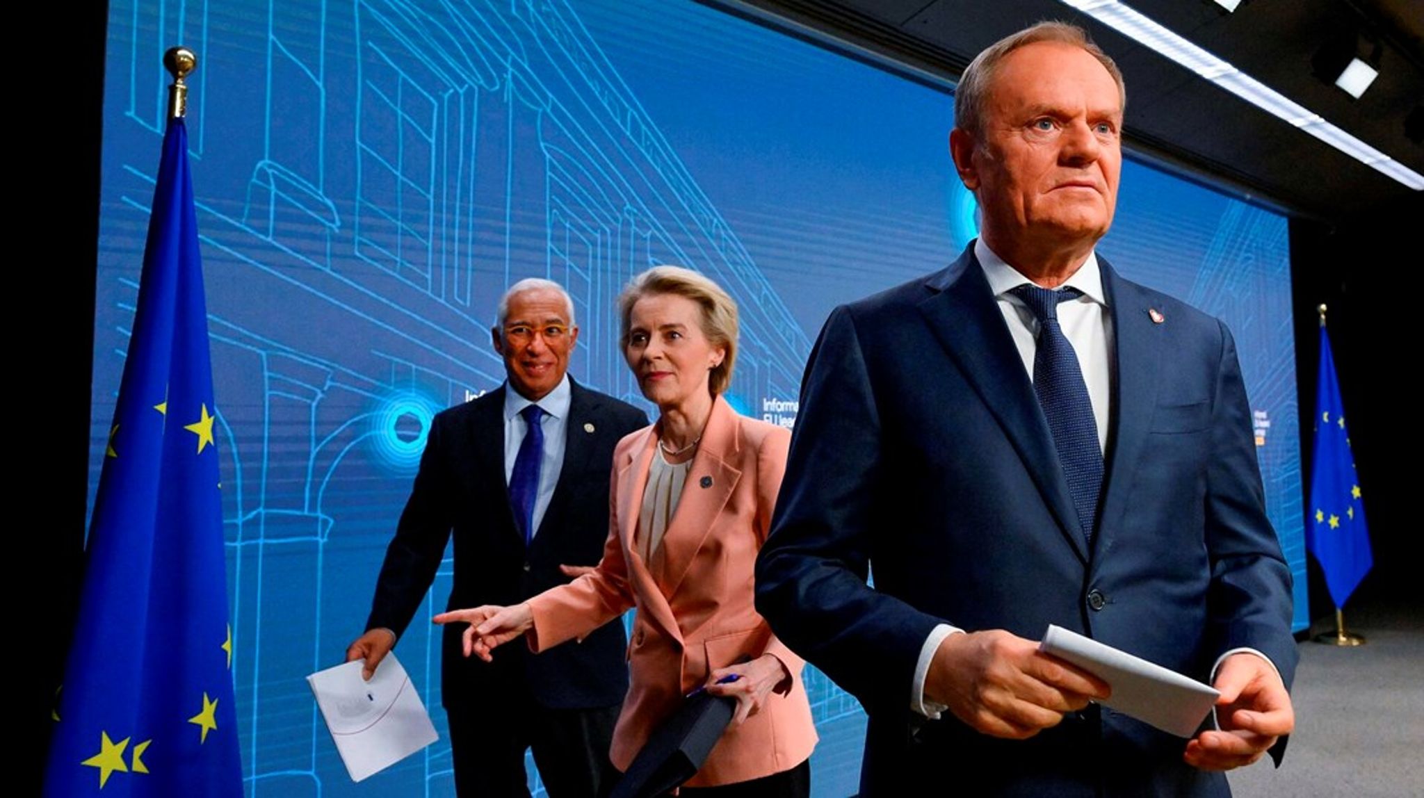 Polens regeringsleder, Donald Tusk (forrest), er ikke enig med Frankrigs leder i, at EU-landene kun bør købe nyt militært materiel i Europa. Bag Tusk ses kommissionsformand Ursula von der Leyen og rådsformand António Costa, da de tre sent mandag aften havde mødt pressen efter et topmøde om forsvar.