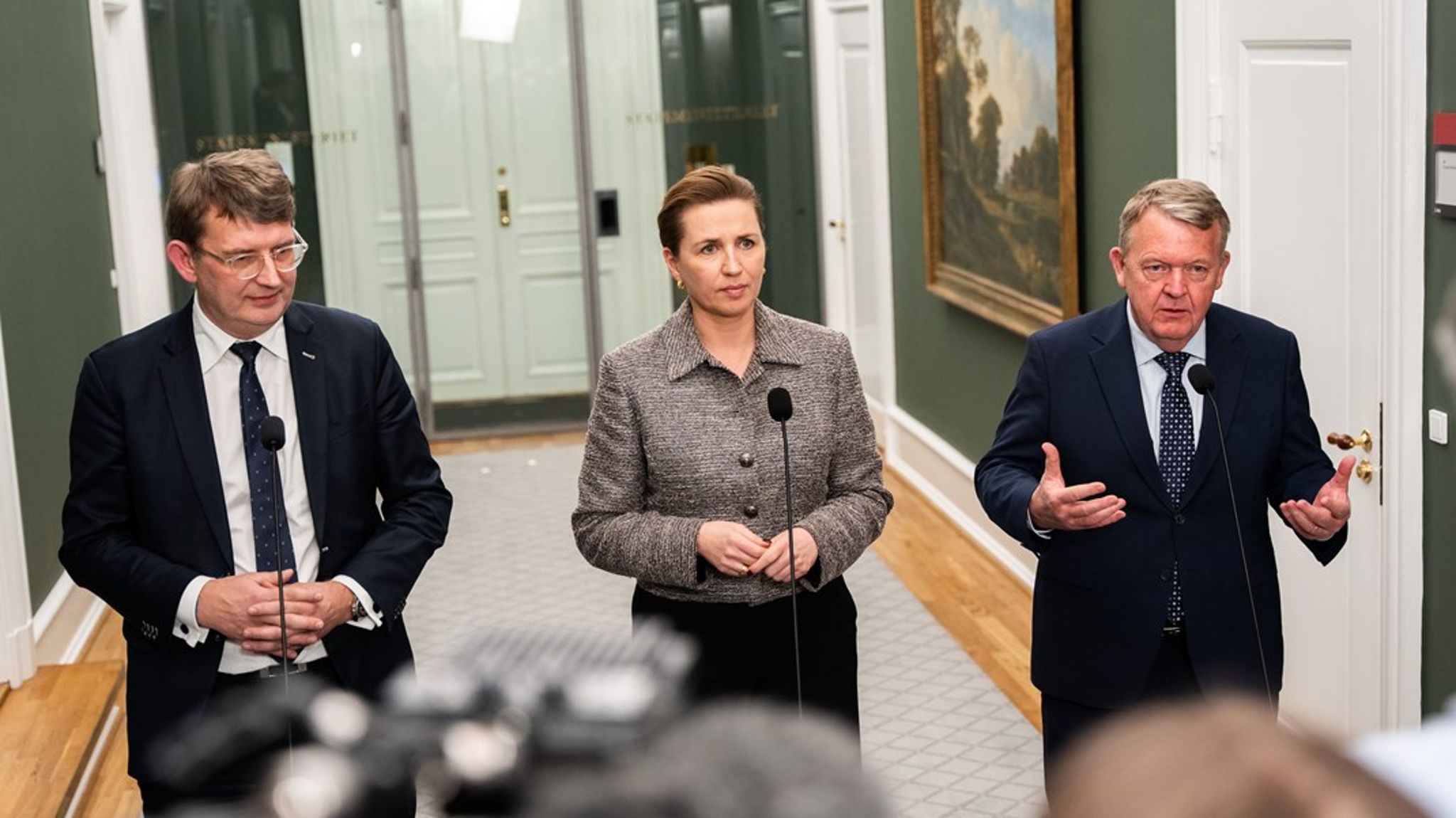 Det bliver dyrt, når Danmark de kommende år skal opruste det danske forsvar for op mod et trecifret milliardbeløb. Og regeringspartierne har tilsyneladende meget forskellige opfattelser af, hvordan milliarderne skal findes. Hør mere i dagens afsnit af Ajour.