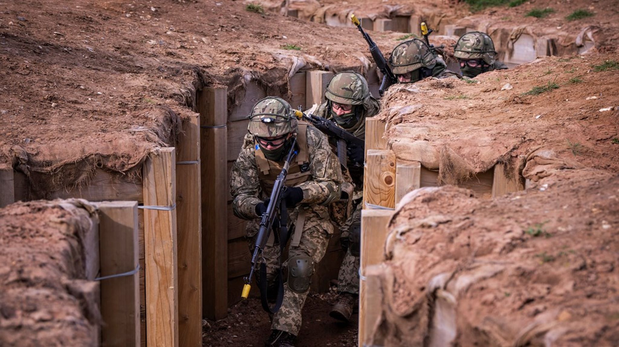 <div><div>Danske soldater har blandt andet været med til at træne ukrainske rekrutter i at rydde en fjendtlig skyttegrav, under et fem uger langt træningsforløb i et område af det østlige England i marts 2024.</div></div><div><br></div>