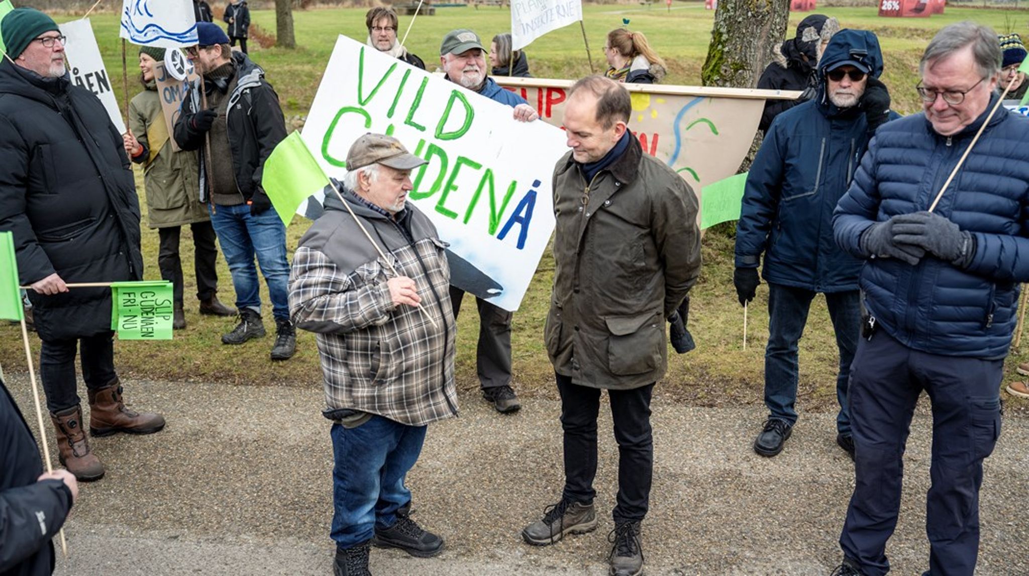 <div>Minister for grøn trepart Jeppe Bruus (S) mødes med demonstranter for og imod tømning af Tange Sø.</div>