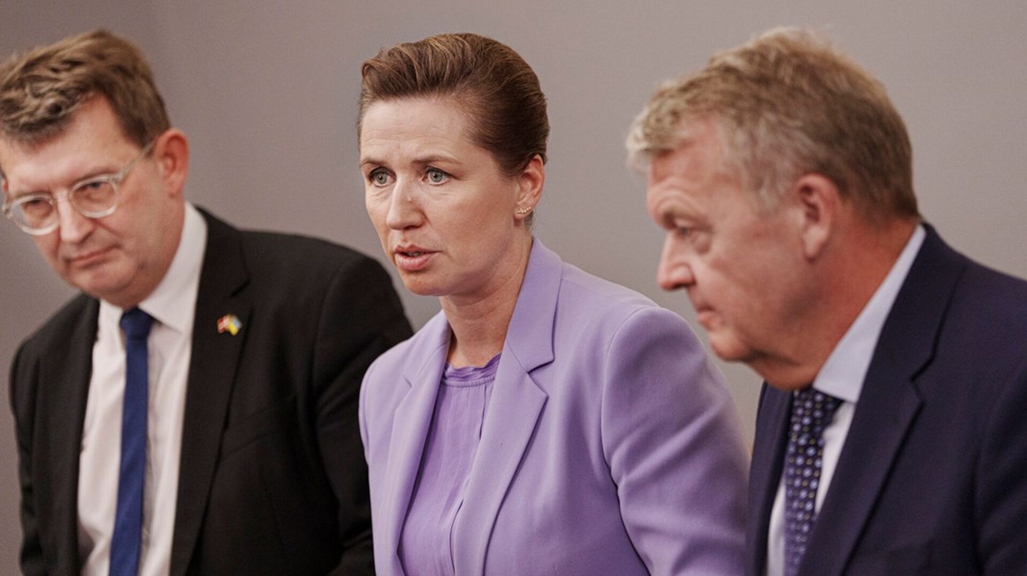 "Det bliver nogle svære år. Når vi skal opruste for et kæmpe milliardbeløb, så kommer det til at tage penge fra andre formål," siger statsminister Mette Frederiksen (S).