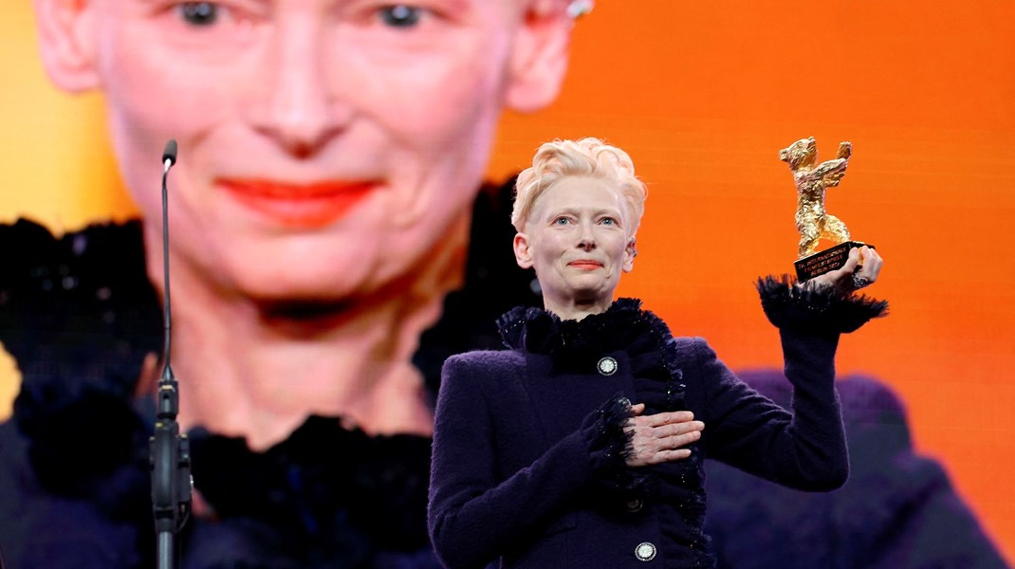 Berlinalen er og bliver en politisk fest; splittet som den tyske befolkning før valget, skriver Henriette Harris. Skuespiller Tilda Swinton modtog æresprisen 'Guldbjørnen' på årets festival for sin livslange indsats i filmverdenen.