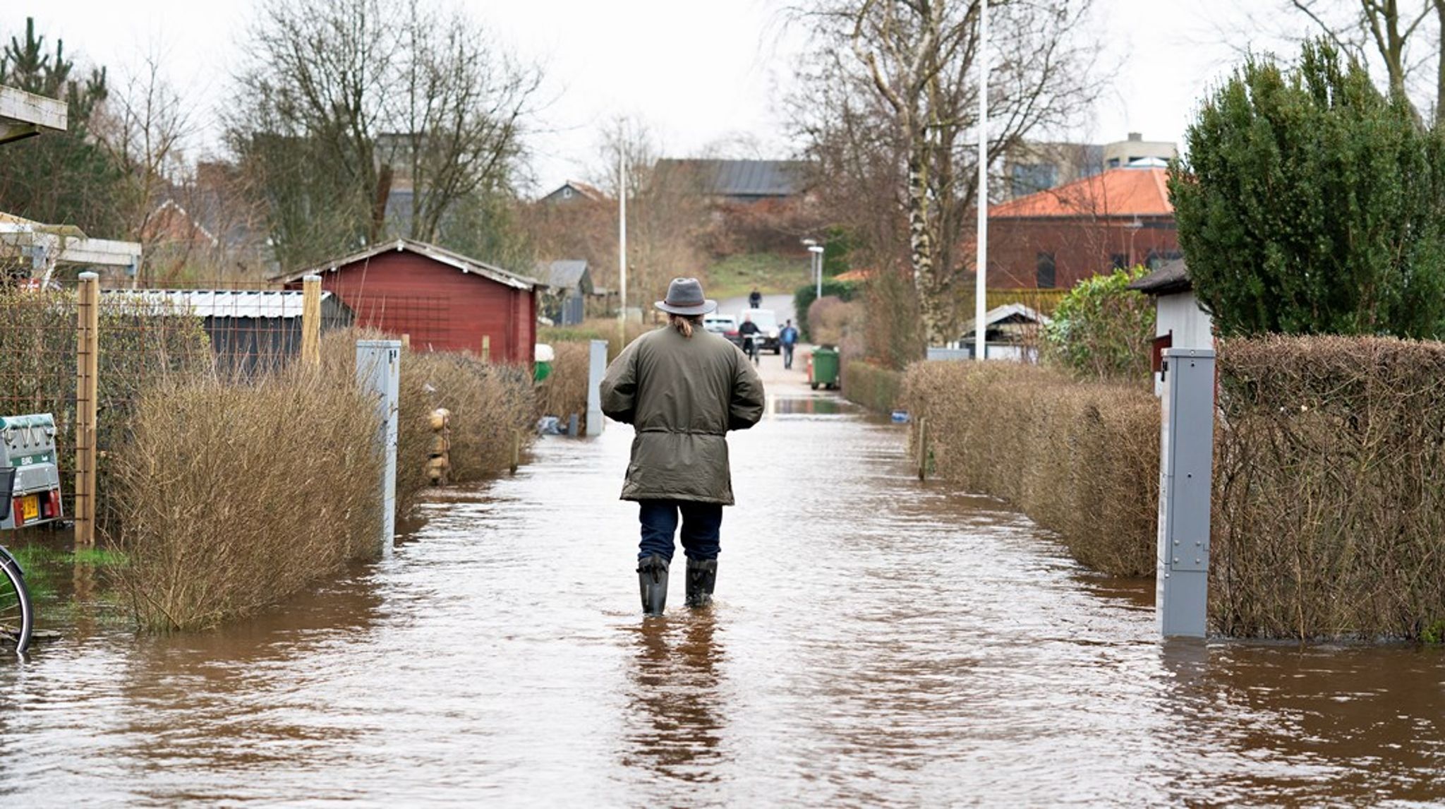 Man kan nemt få den tanke, at de fleste mennesker enten må være dumme eller onde. Enten har de ikke forstået, at vi befinder os midt i en klimakrise, eller også ved de det godt, men fortsætter alligevel ufortrødent, skriver Mads Ejsing.