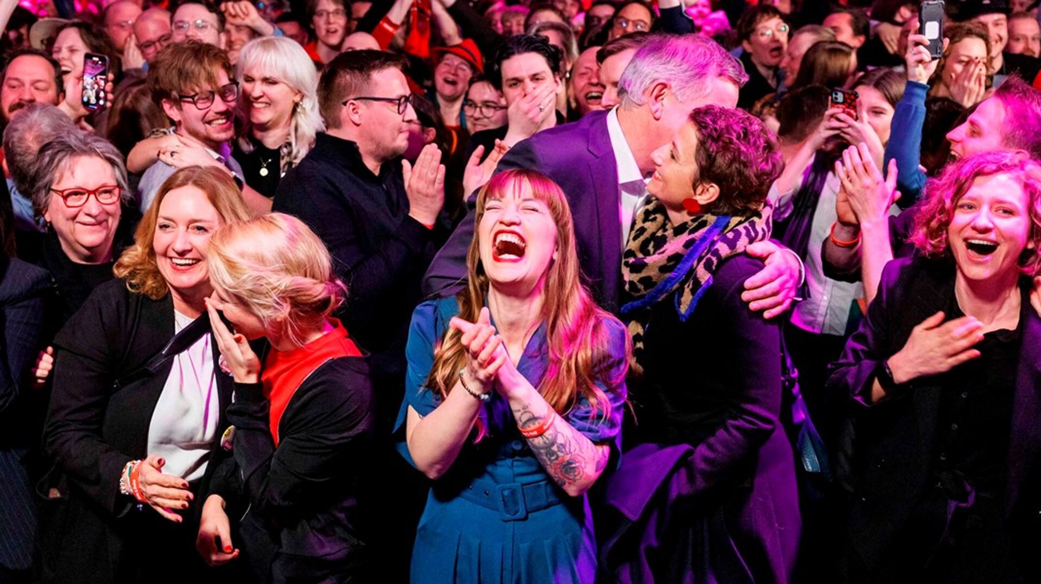 Lederne af venstrefløjspartiet Die Linke jublede søndag aften, hvor især de yngste vælgere gav dem et uventet godt resultat. Det giver partiet potentielt stor indlydelse.&nbsp;