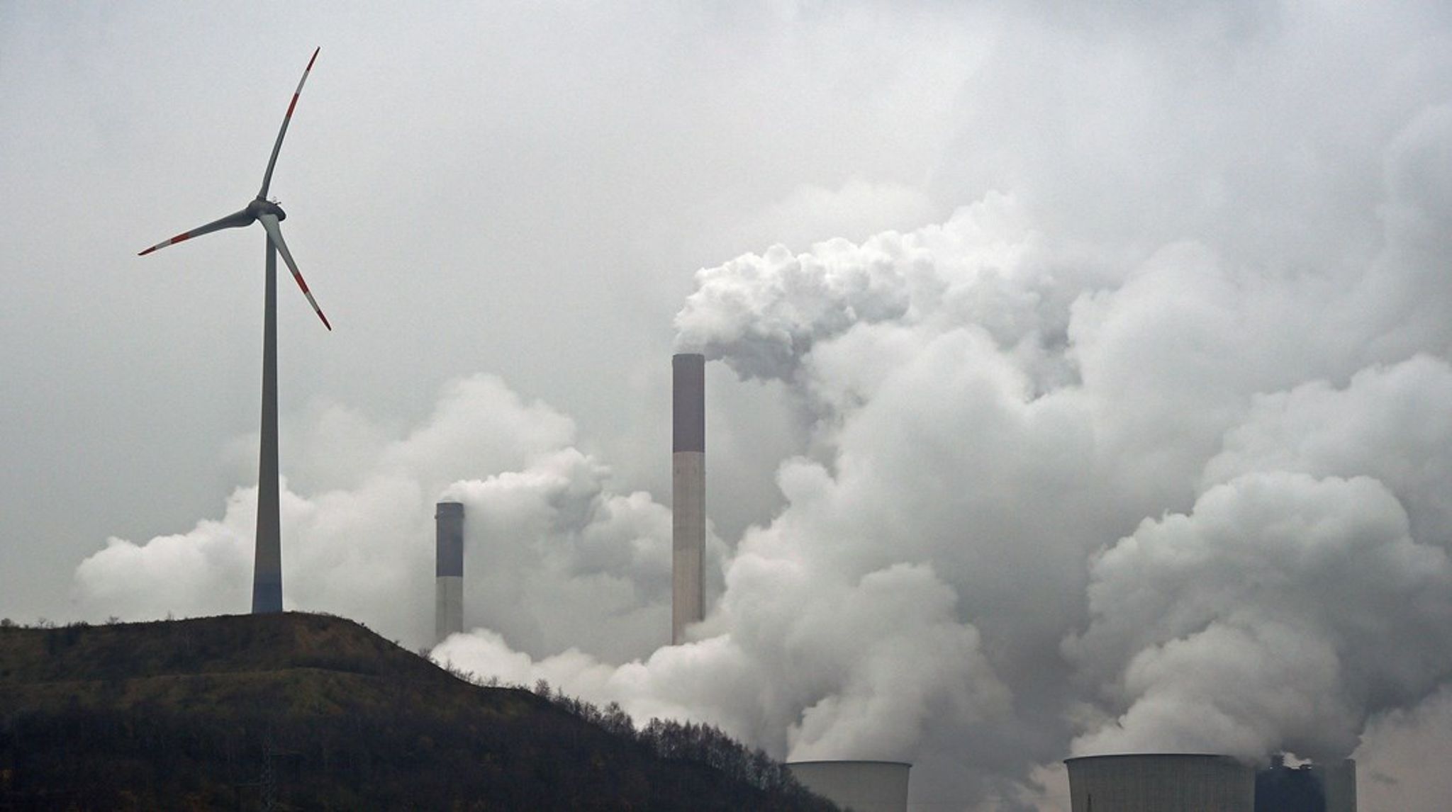 Den europæiske industri skal både være konkurrencedygtig og grøn. Hvis det skal lykkes, kræver det investeringer i milliardklassen og et tættere samarbejde på energiområdet, lyder det fra Kommissionen.