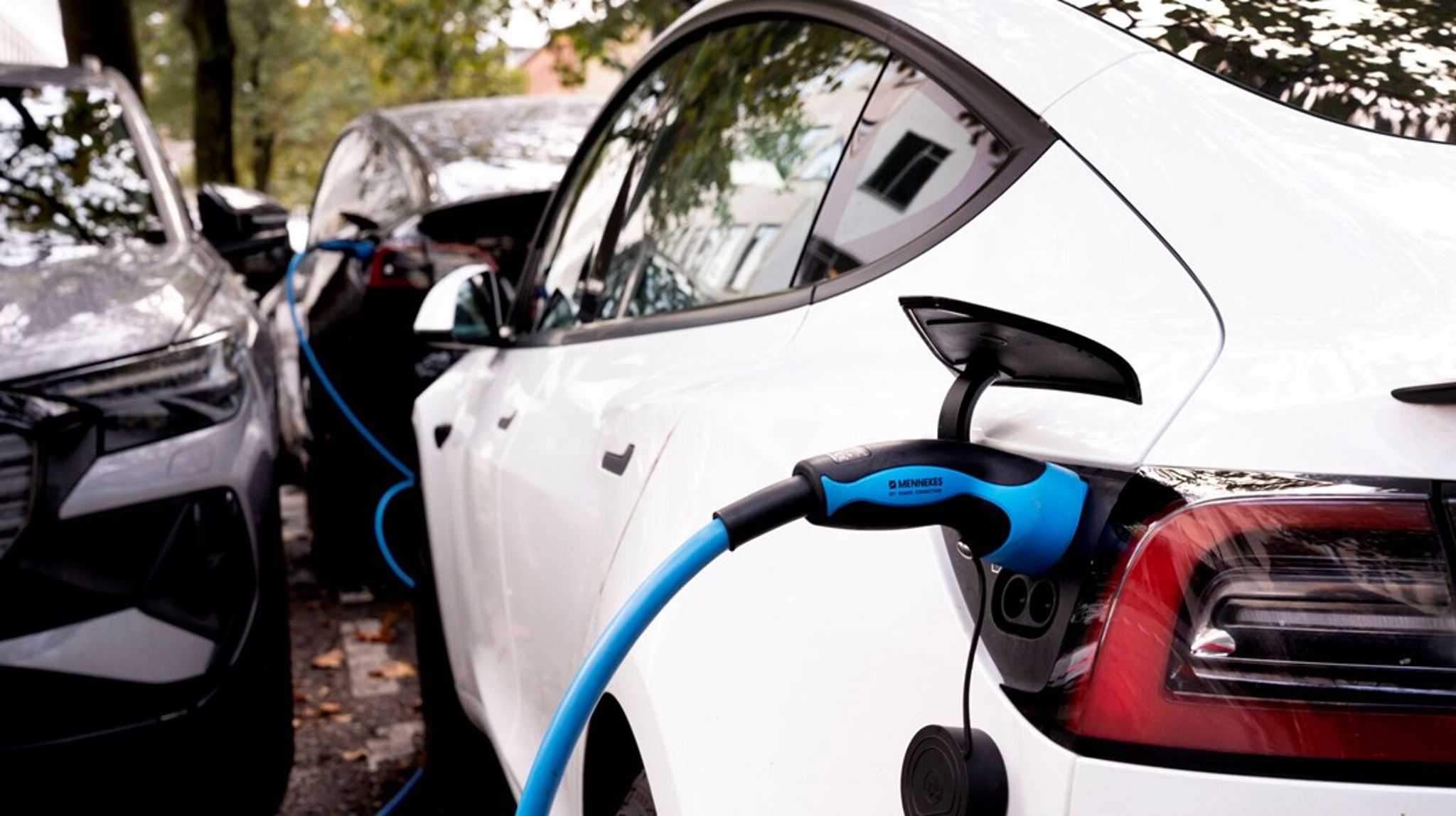 Elbilerne bliver mere populære, men der skal endnu mere fart på elektrificeringen af europæernes industri, biler og boliger, hvis det står til EU-Kommissionen.
