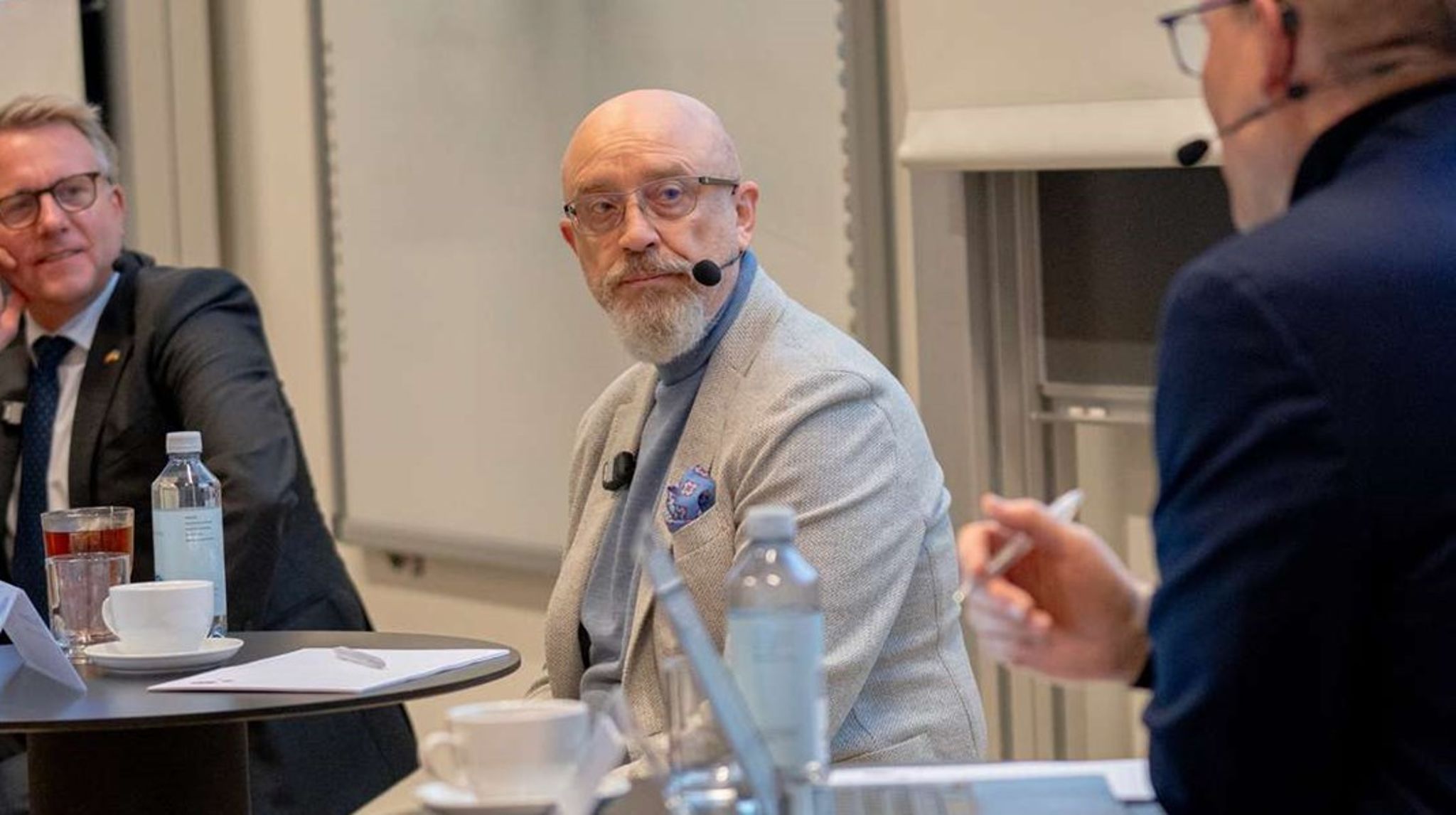 Altingets chefredaktør (th.) interviewer den tidligere ukrainske forsvarsminister Oleksii Reznikov (i midten) på Københavns Universitet. Til venstre ses den daværende danske forsvarsminister Morten Bødskov.